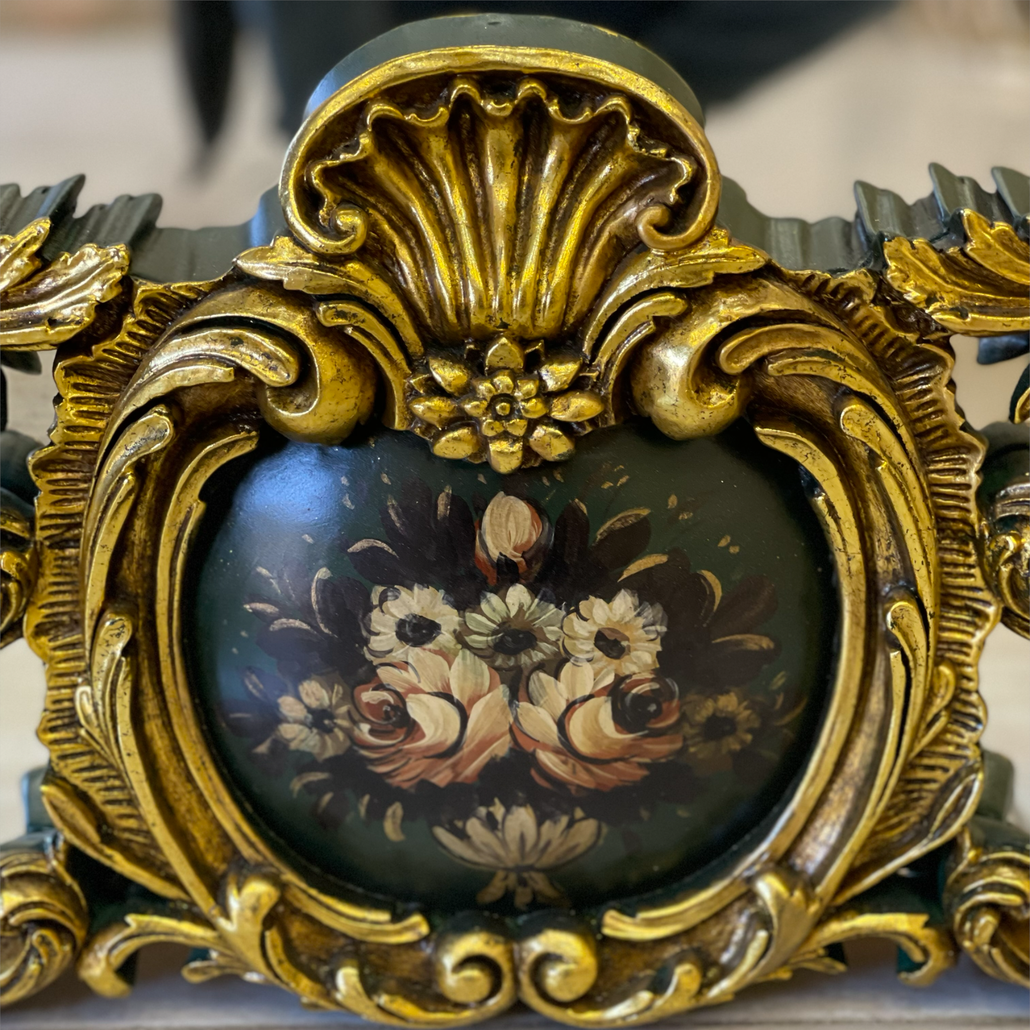 برواز ملكي هاند ميد - برواز انتيك مصنوع من الخشب الزان الطبيعي والحفر اليدوي المميز لاضافة لمسة جماليه فخمة والدهان ورق دهب و الزجاج جريش المقاسات: W 122 CM * H 240 CM