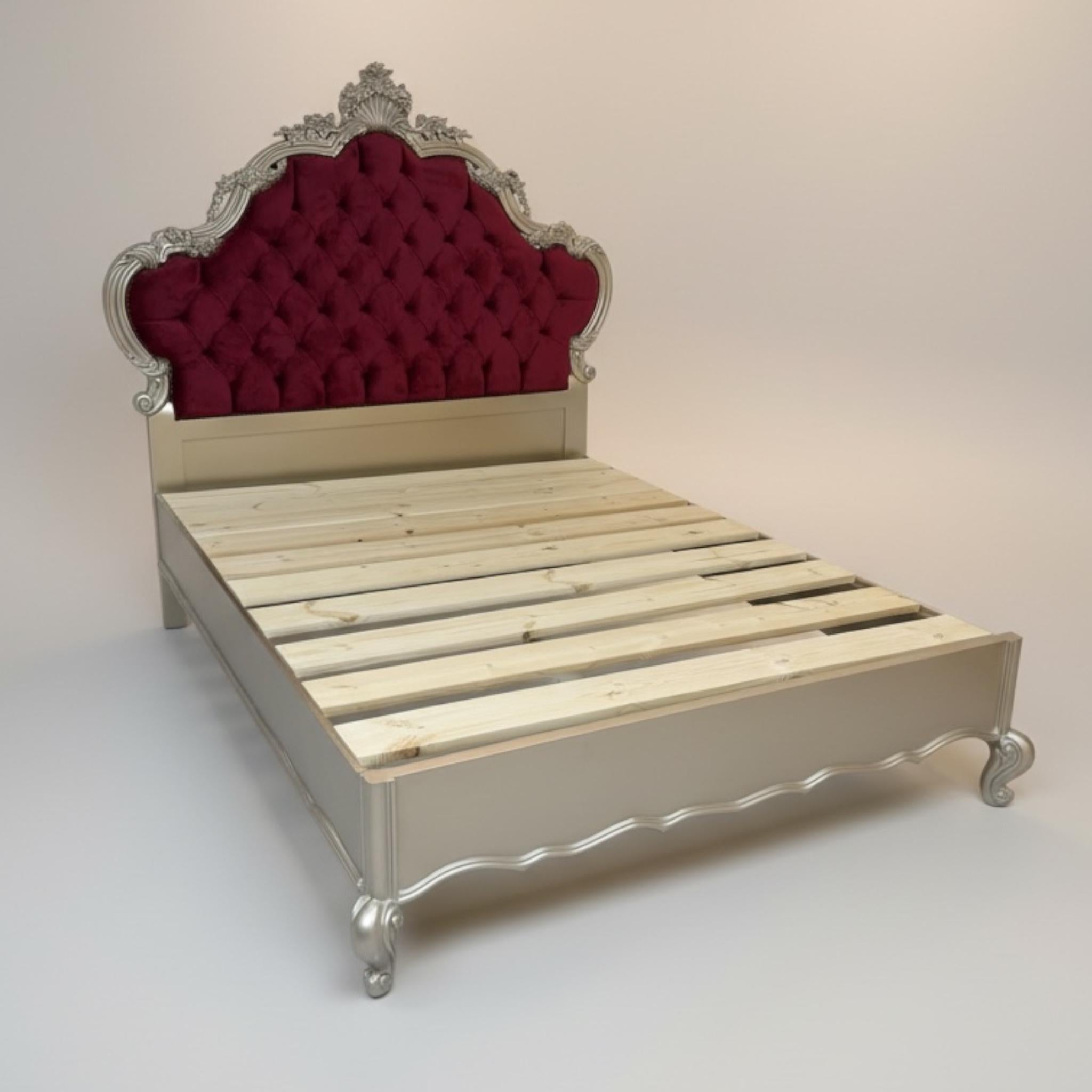 سرير كلاسيك فاخر بتنجيد كابيتوني وتصميم ملكي أنيق