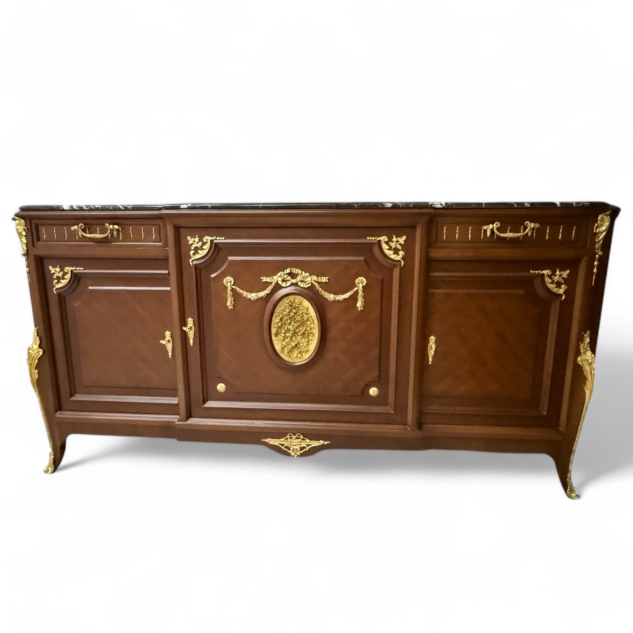 بوفيه مطعم بالنحاس الشمع طراز فرنسي - بوفيه تلاتة ضلفة و ودرجين من الخشب الطبيعي والقشرة الطبيعية ومطعم بالنحاس الشمع المشغول يدويا والمارتكليه والرخام اسود اسباني المقاسات: W 222 CM * H 100 CM * B 54 CM