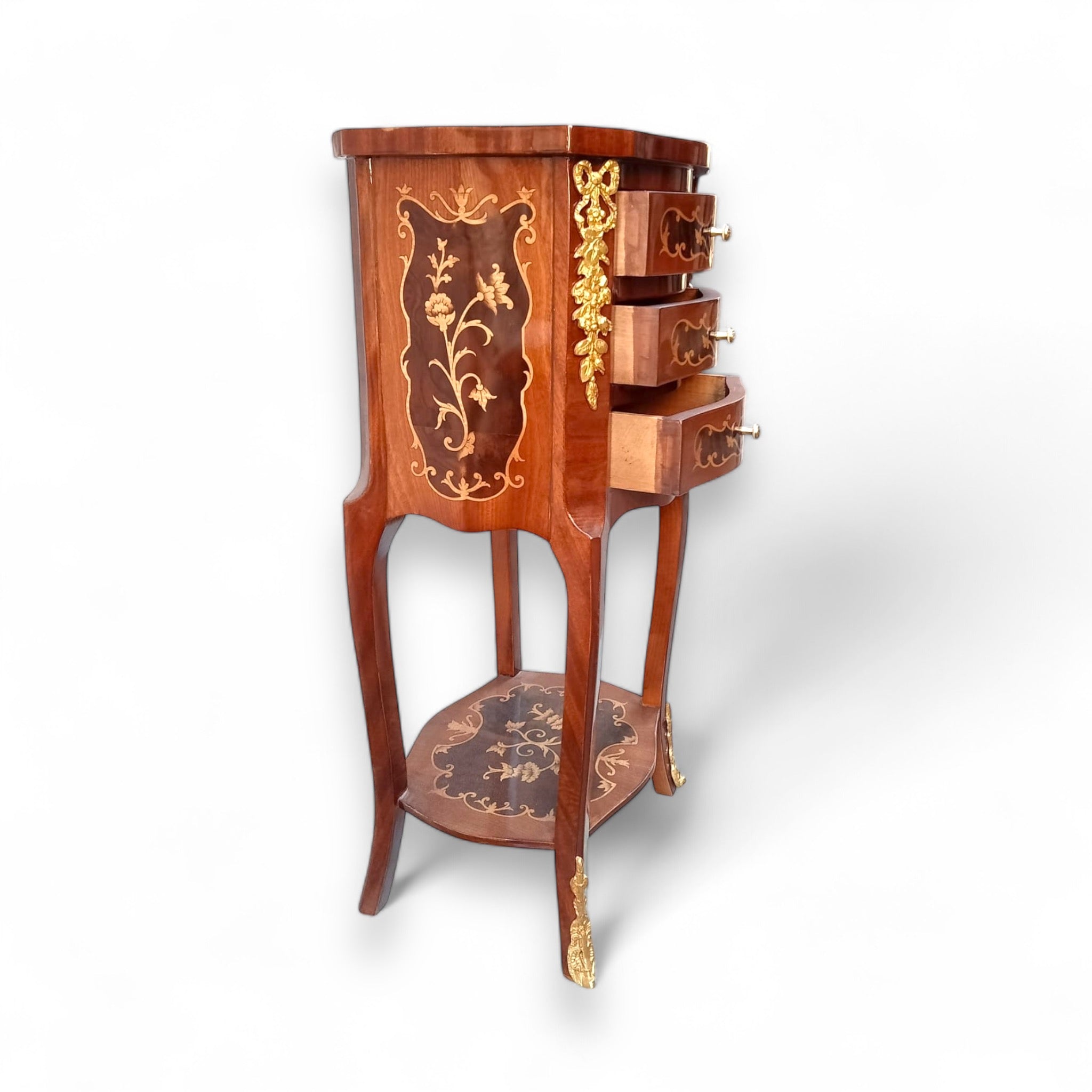 كومود فرنسي مارتكريه – 3 أدراج بتطعيم نحاس يدوي - كومود بتصميم فرنسي فاخر يجمع بين الرقي والدقة الحرفية. مصنوع من أجود أنواع الأخشاب الطبيعية ومطعم بتفاصيل مارتكريه دقيقة ونحاس مشغول يدوياً، مع ثلاثة أدراج لعملية استخدام أنيقة قطعة مميزة تضيف لمسة فنية كلاسيكية لأي مساحة، سواء بجانب السرير أو في ركن أنيق بغرفة المعيشة الخامةخشب طبيعي – قشرة طبيعية – تطعيم مارتكريه – نحاس يدوي المقاساتالعرض 38 سم × الارتفاع 80 سم × العمق 32 سم