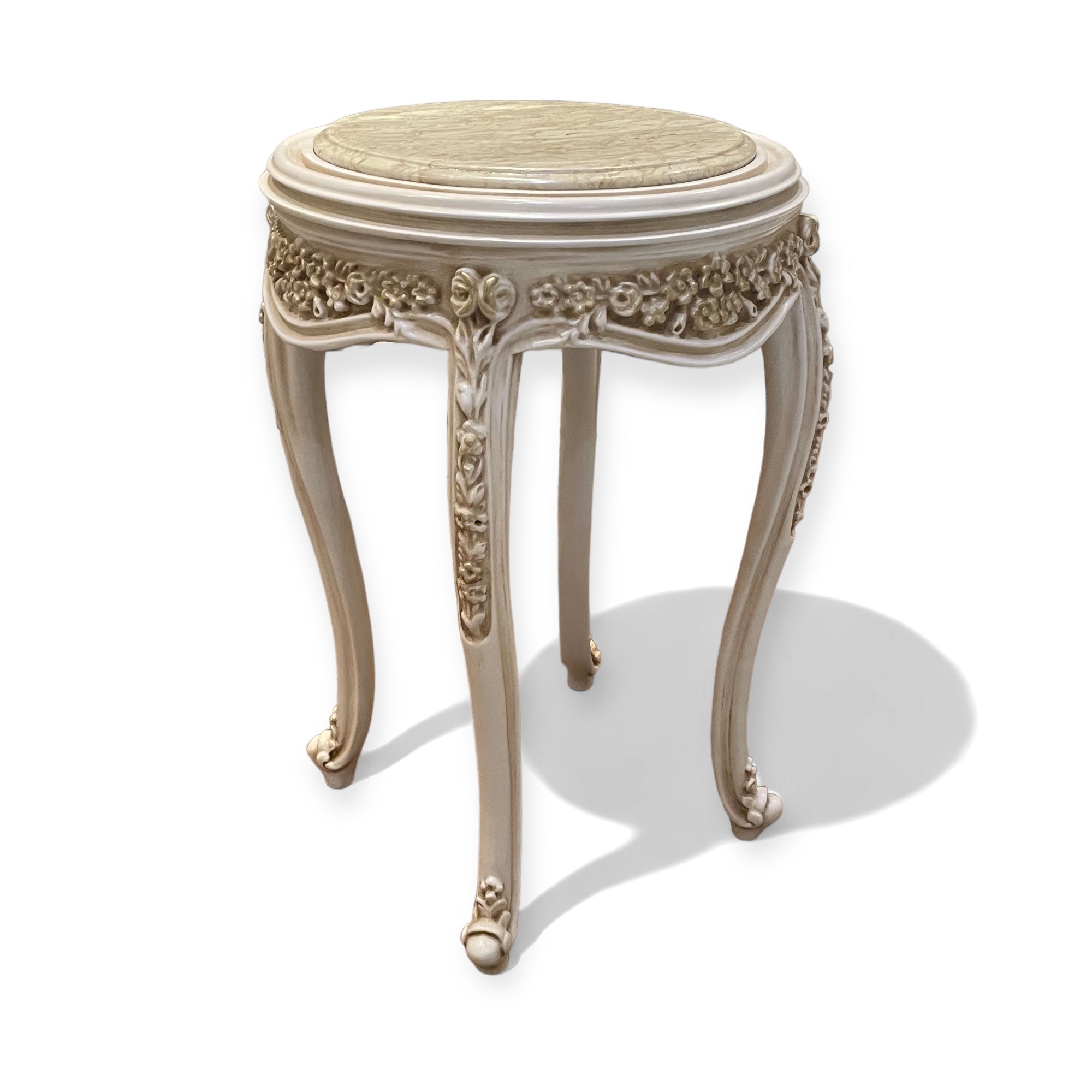 ترابيزة كورنر كلاسيك بلمسة أوف وايت مترب – بقرصة رخام طبيعية - قطعة فنية راقية بتصميم أنيق مستوحى من الطراز الكلاسيكي. مصنوعة من خشب الزان الطبيعي، ومزينة بدهان أوف وايت مترب بلمسة ناعمة تضيف إحساس بالفخامة. القرصة من الرخام الطبيعي الفاخر لتعزز الشكل النهائي وتعطيها ثبات وأناقة الخاماتخشب زان طبيعي – دهان أوف وايت مترب – قرصة من الرخام الطبيعي المقاساتالعرض: 55 سم × العمق: 55 سم × الارتفاع: 70 سم