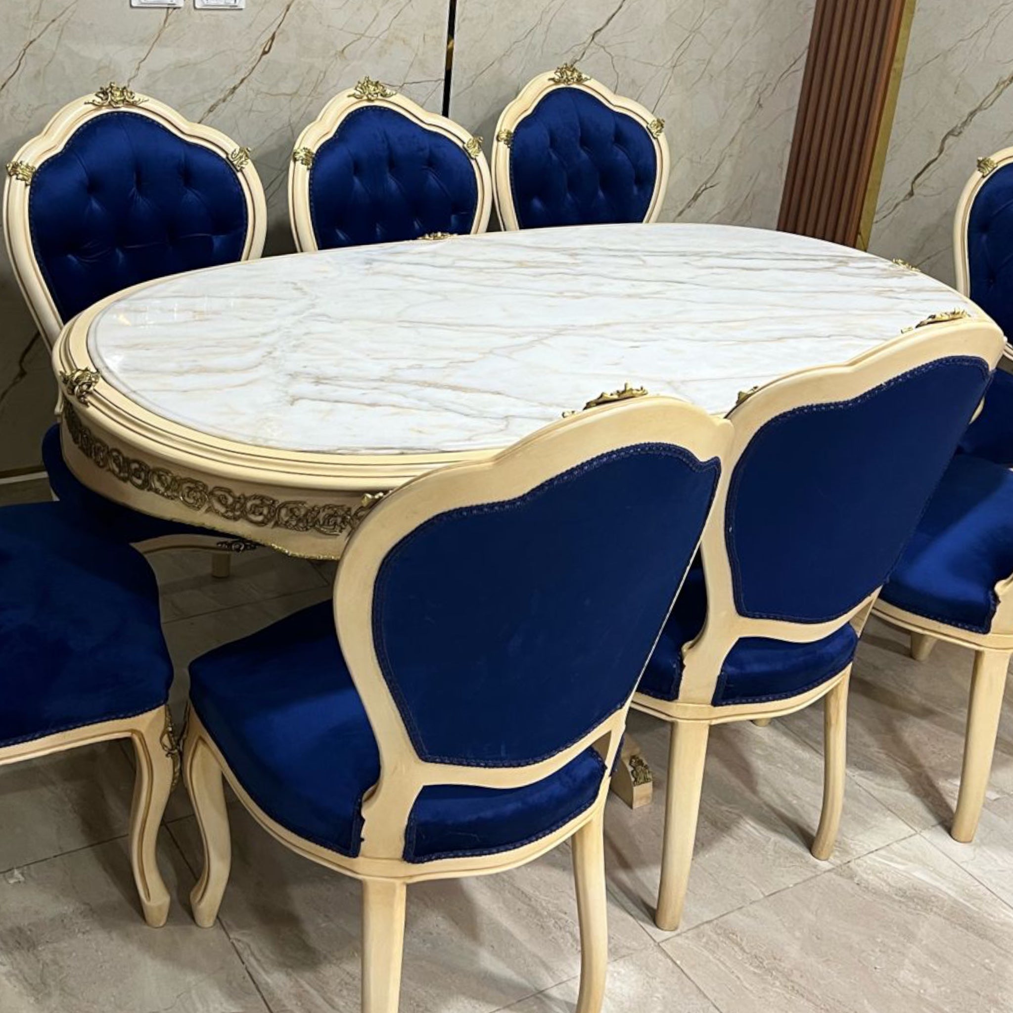 ترابيزة سفرة كلاسيك اوف وايت مطعمة بالنحاس - ترابيزة سفرة كلاسيكية اوف وايت من الخشب الزان و مطعمة بالنحاس المشغول يدويا المقاسات: W 160 CM * B 90 CM * H 87 CM W 180 CM * B 90 CM * H 87 CM
