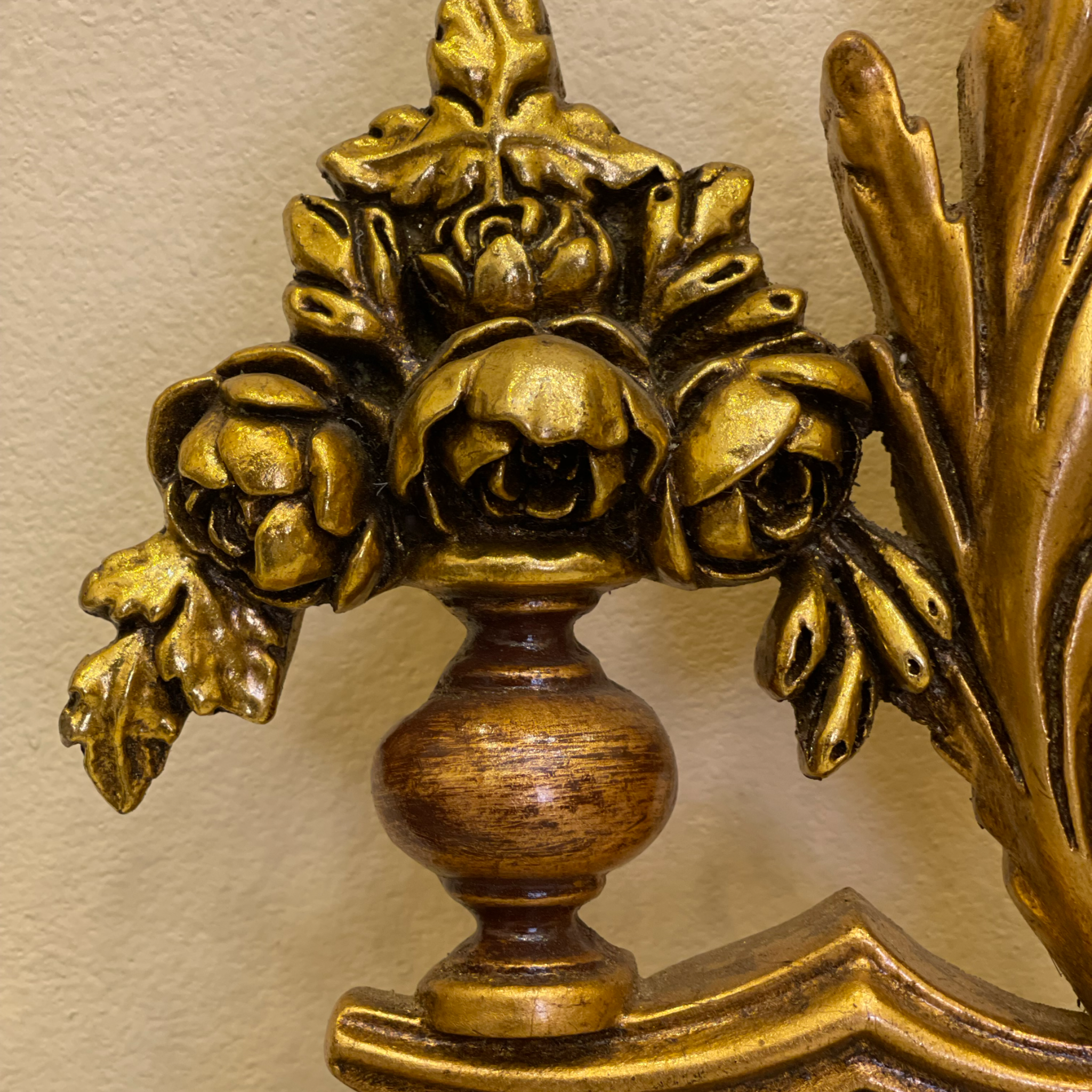 برواز معلق - برواز انتيك من الخشب الزان حفر هاند ميد دهان دهبي و مرايا جريش المقاسات: W 85 CM * H 150 CM