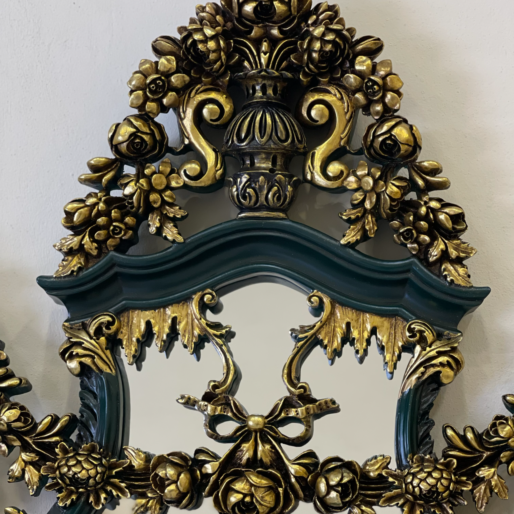 برواز ملكي هاند ميد - برواز انتيك مصنوع من الخشب الزان الطبيعي والحفر اليدوي المميز لاضافة لمسة جماليه فخمة والدهان ورق دهب و الزجاج جريش المقاسات: W 122 CM * H 240 CM