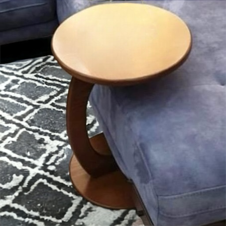 ترابيزة جانبية دائرية من الخشب الزان – تصميم مودرن - ترابيزة جانبية بتصميم أنيق وعصري، مثالية للاستخدام مع ركنة أو في مساحة المعيشة بجانب الكنبة أو السرير. تضيف لمسة دافئة من الخشب الطبيعي وتتناسب مع مختلف أنماط الديكور بفضل لونها البني الكلاسيكي الهادي مصنوعة من الخشب الزان المتين، مع قشرة طبيعية ودهان بني فاخر. ويمكن تفصيلها حسب اللون المطلوب لتتناسب مع لون الركنة أو الأثاث الموجود الخاماتخشب زانقشرة طبيعيةدهان بني أو حسب الطلب المقاساتالعرض 40 سم × الارتفاع 60 سم