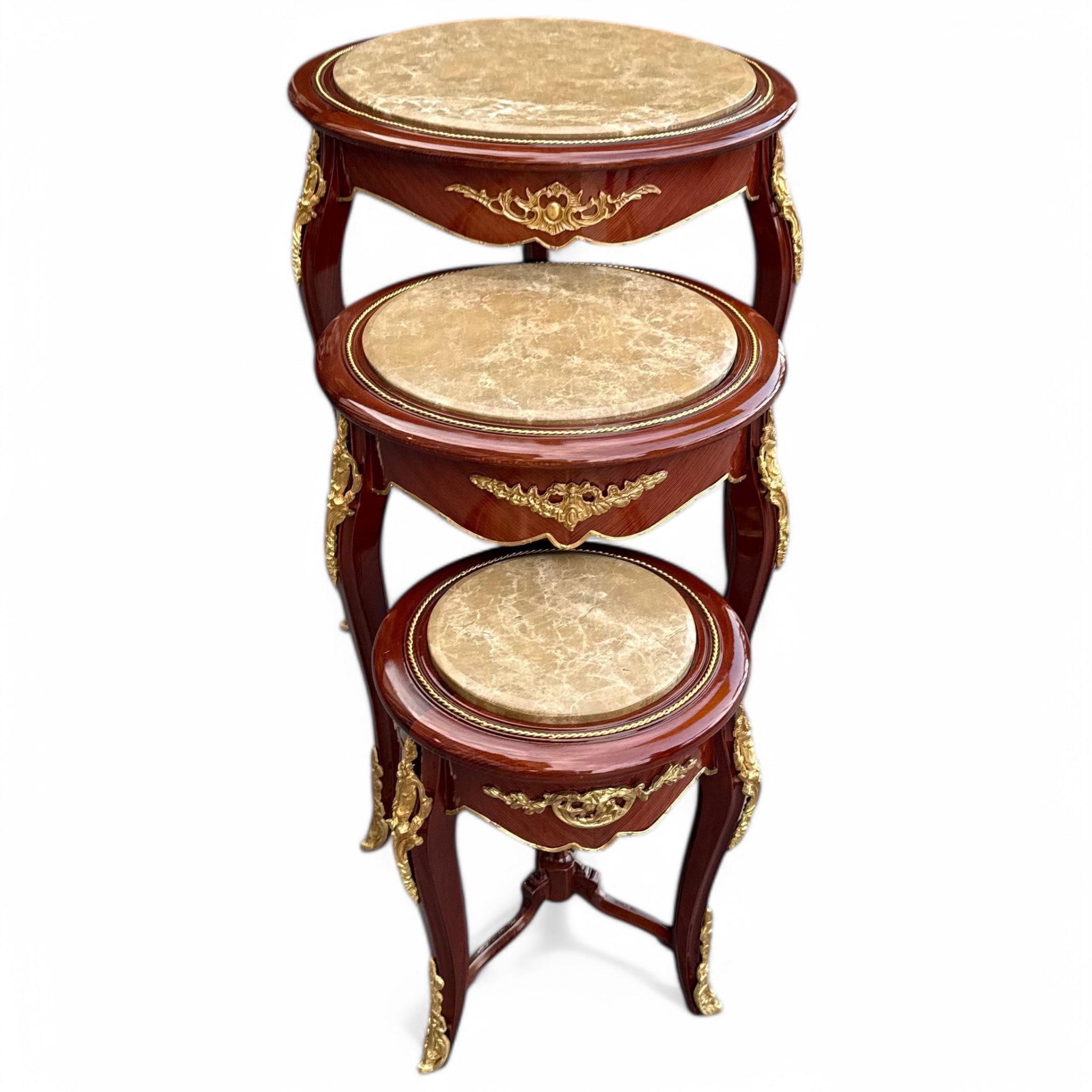 طقم طاولات متداخلة كلاسيكية بتصميم فاخر - طقم أنيق مستوحى من الكلاسيكيات، يجمع بين جمال التصميم وفخامة الخامات. مصنوع من الخشب الطبيعي بتشطيب فاخر، وتزدان الحواف بزخارف نحاسية ذهبية تضيف لمسة راقية، بينما يغطي السطح رخام فاخر يمنح الطاولات طابعًا مميزًا يجعلها خيارًا مثاليًا للديكور أو الاستخدام العملي بجانب الأرائك أو في زوايا الصالون الخامةهيكل خشبي طبيعي مزين بتفاصيل نحاسية ذهبية وسطح رخامي فخم يوحي بالفخامة المقاساتالعرض 60 سمالارتفاع 70 سم