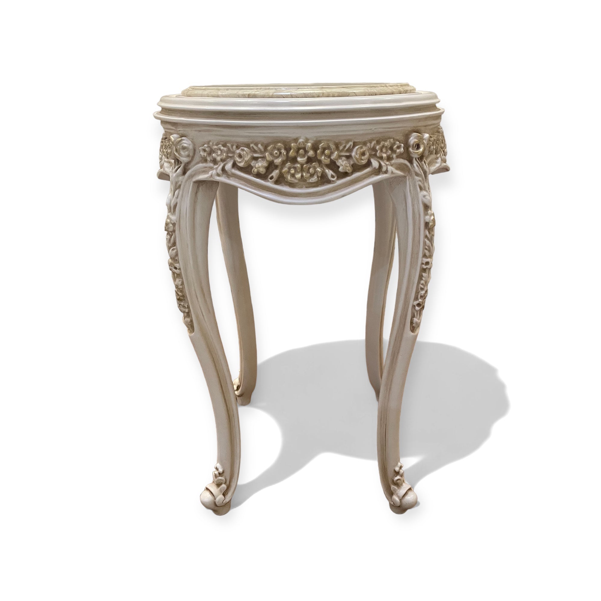 ترابيزة كورنر كلاسيك بلمسة أوف وايت مترب – بقرصة رخام طبيعية - قطعة فنية راقية بتصميم أنيق مستوحى من الطراز الكلاسيكي. مصنوعة من خشب الزان الطبيعي، ومزينة بدهان أوف وايت مترب بلمسة ناعمة تضيف إحساس بالفخامة. القرصة من الرخام الطبيعي الفاخر لتعزز الشكل النهائي وتعطيها ثبات وأناقة الخاماتخشب زان طبيعي – دهان أوف وايت مترب – قرصة من الرخام الطبيعي المقاساتالعرض: 55 سم × العمق: 55 سم × الارتفاع: 70 سم