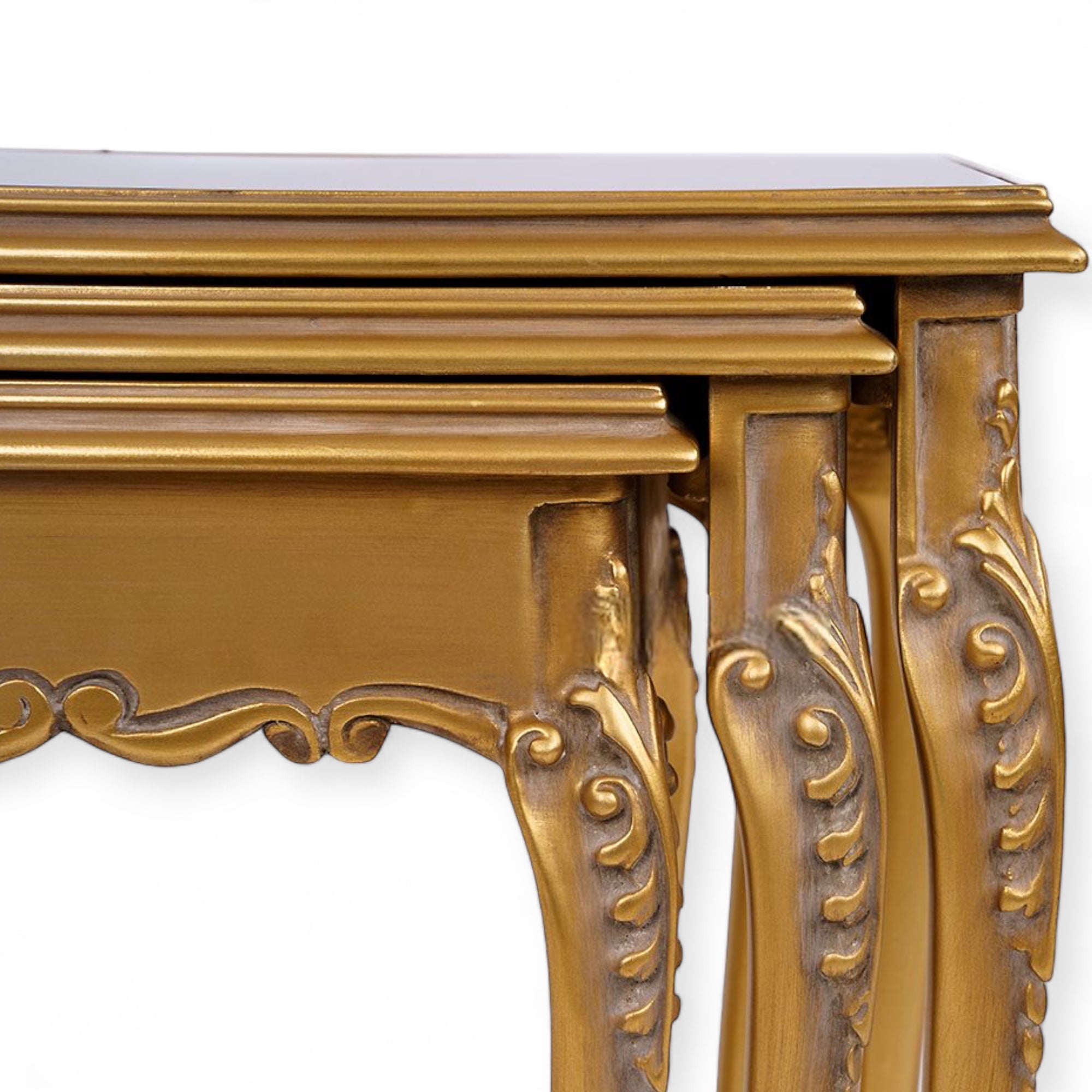 طقم ترابيزات ثلاثي كلاسيك بزجاج بني - طقم ترابيزات ثلاثي متداخل بتصميم كلاسيكي فاخر، مصنوع من الخشب الزان الطبيعي المتين ومطلي بدهان دهبي مترب يضيف لمسة فخامة على المكان. يتميز بقرصات زجاج بلون بني أنيق، مما يجعله قطعة مثالية لإضافة لمسة ديكور مميزة في غرفة المعيشة أو الصالون المقاساتعرض 60 سم × عمق 38 سم × ارتفاع 60 سمعرض 50 سم × عمق 34 سم × ارتفاع 50 سمعرض 30 سم × عمق 26 سم × ارتفاع 30 سم