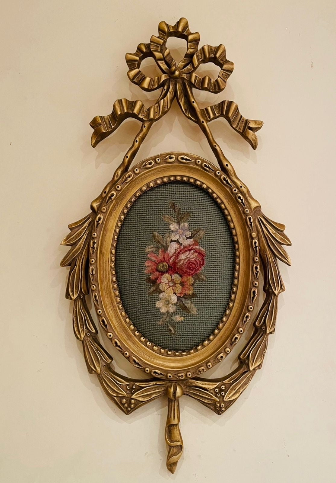 تعليقة فيونكة ابيسون - عدد اتنين تعليقة فيونكة أنتيك من الخشب الطبيعي والحفر اليدوي دهب انتيك مع قطعة من قماش الأبسون متاح عدة الوان من القطع الابيسون المقاسات: W 58CM * L 32 CM