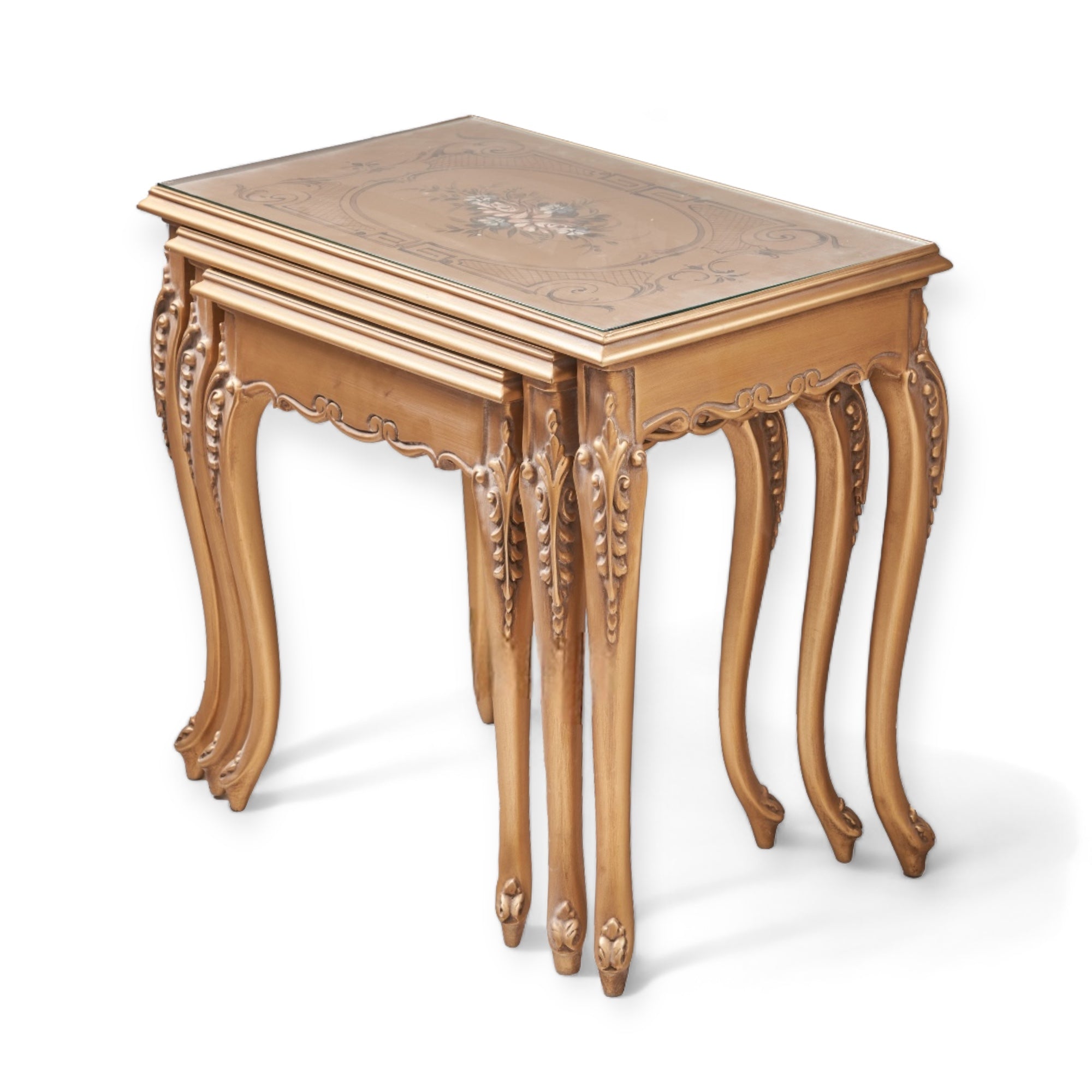 طقم ترابيزات كلاسيك ذهبي برسم يدوي وزجاج - طقم ترابيزات جانبية بثلاث قطع متداخلة، يجمع بين التفاصيل الكلاسيكية الراقية واللمسة الفنية الهادئة. يتميز بتشطيبات دهان دهبي مترب ولمسات من الرسم اليدوي على القرص الزجاجي، ليكون إضافة فنية وراقية لأي ركن في البيت الخاماتخشب زان طبيعيدهان دهبي متربزجاج بلمسة رسم يدوي المقاساتالعرض 60 سم × العمق 38 سم × الارتفاع 60 سمالعرض 50 سم × العمق 34 سم × الارتفاع 50 سمالعرض 30 سم × العمق 26 سم × الارتفاع 30 سم