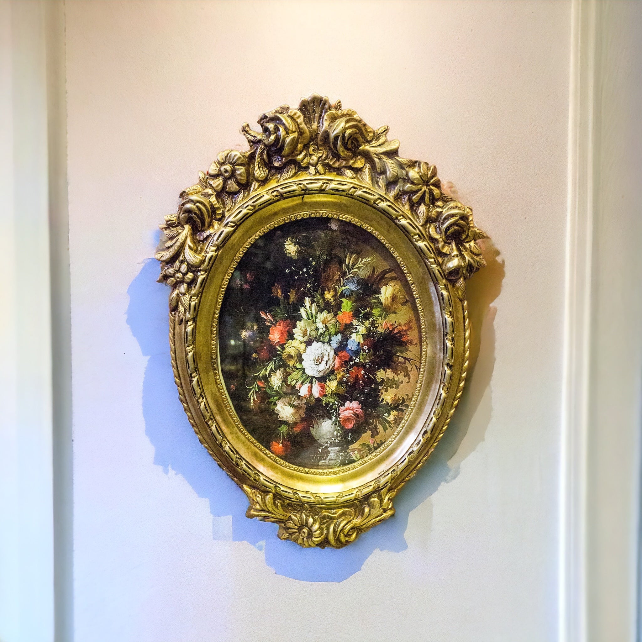 برواز نحاسي - برواز نحاسي أنتيك مع الرسم منقوش على هيئة ورود خلابة ومنحوت بحواف دقيقة نحاسية معتٌق يمنح رونق التحف الكلاسيكية المقاسات: W 24 CM * H 32 CM