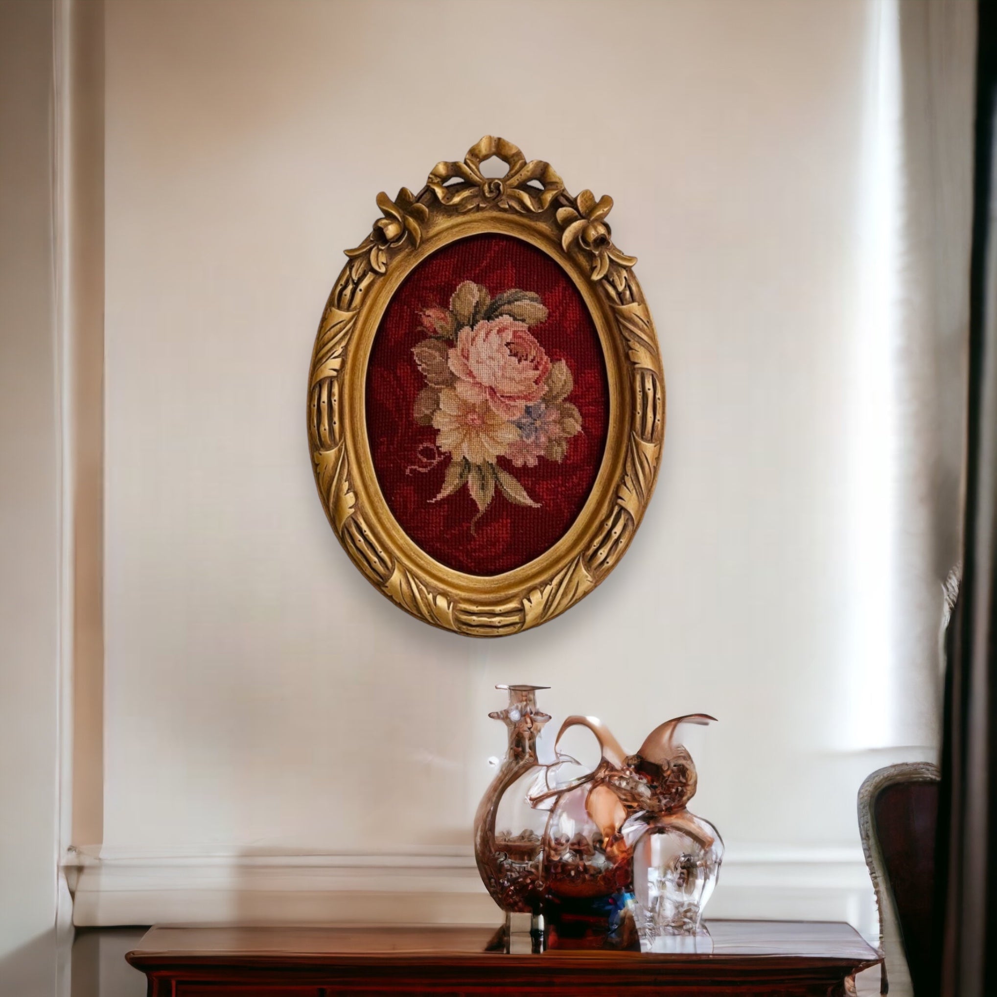 تعليقة ابيسون - تعليقة فيونكة أنتيك من الخشب الطبيعي والحفر اليدوي دهب انتيك مع قطعة من قماش الأبيسون متاح عدة الوان من القطع الابيسون المقاسات: W 24 CM * L 33 CM