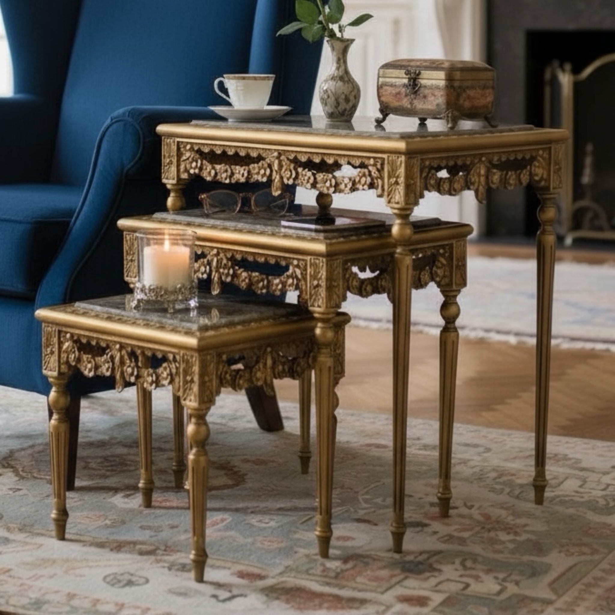 طقم ترابيزات كلاسيك ثلاثي متداخل بقرصة رخام – تشطيب دهبي مترب