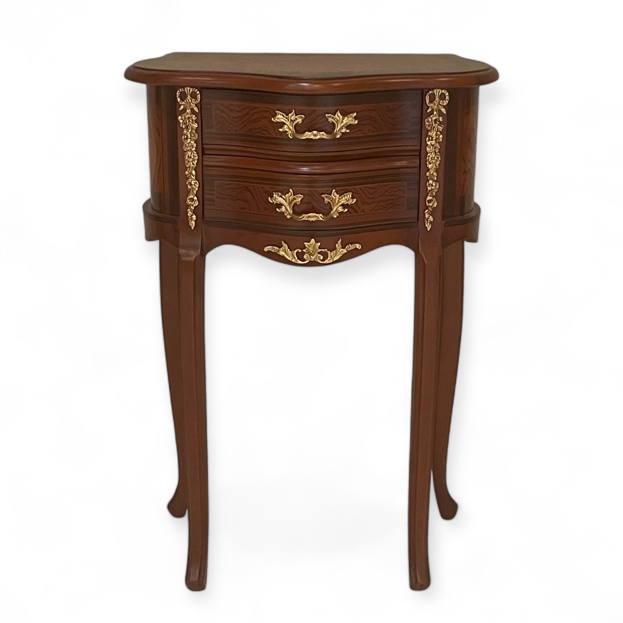 كومود فرنسي بتطعيم نحاس – 3 أدراج بتصميم كلاسيكي فاخر - قطعة كلاسيكية مميزة بطراز فرنسي أنيق، مصنوعة من خشب طبيعي مطعم بالنحاس اللامع مع قشرة فاخرة ولمسات زخرفية تضيف عمق وأناقة. الكومود مزود بثلاثة أدراج عملية، وتعلوه قرصة زجاجية تحمي السطح وتكمل الشكل الراقي. مثالي للاستخدام بجوار السرير أو في ركن أنيق داخل غرفة المعيشة أو حتى كمود مميز في مدخل البيت. الخامةخشب طبيعي – قشرة طبيعية – تطعيمات نحاس – قرصة زجاج المقاساتالعرض 50 سم × العمق 30 سم × الارتفاع 75 سم