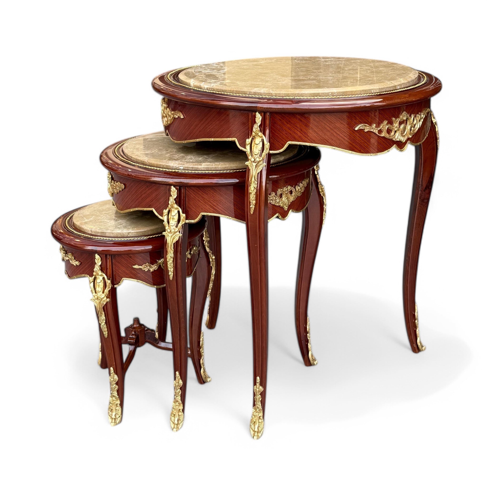 طقم طاولات متداخلة كلاسيكية بتصميم فاخر - طقم أنيق مستوحى من الكلاسيكيات، يجمع بين جمال التصميم وفخامة الخامات. مصنوع من الخشب الطبيعي بتشطيب فاخر، وتزدان الحواف بزخارف نحاسية ذهبية تضيف لمسة راقية، بينما يغطي السطح رخام فاخر يمنح الطاولات طابعًا مميزًا يجعلها خيارًا مثاليًا للديكور أو الاستخدام العملي بجانب الأرائك أو في زوايا الصالون الخامةهيكل خشبي طبيعي مزين بتفاصيل نحاسية ذهبية وسطح رخامي فخم يوحي بالفخامة المقاساتالعرض 60 سمالارتفاع 70 سم