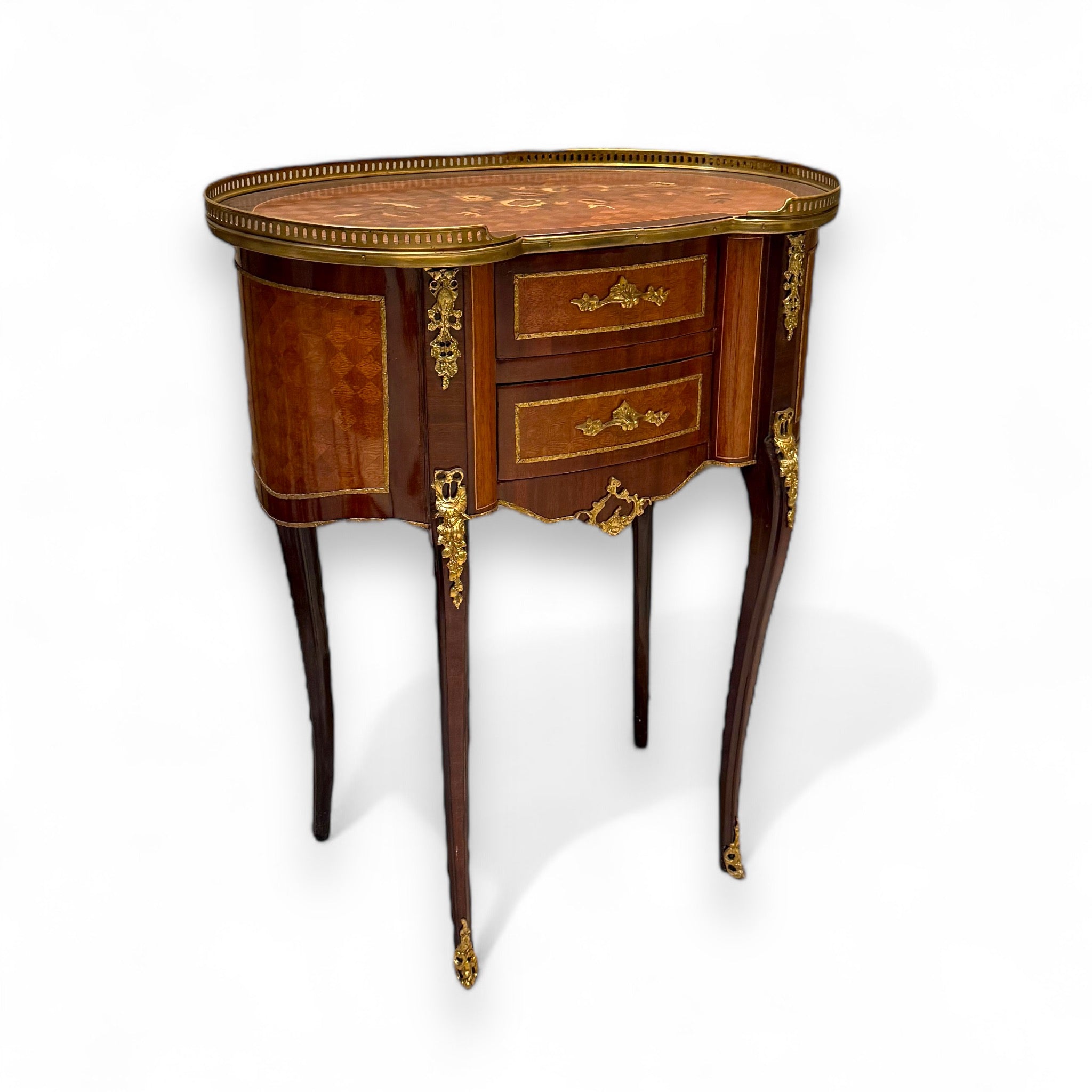 كومود لويس XV – تصميم فرنسي فاخر مطعم بالنحاس والمارتكريه - قطعة أنيقة بتفاصيل دقيقة تبرز جمال الطراز الكلاسيكي، بلمسة فنية من النحاس المشغول والمارتكريه المتناغم مع لون الخشب الطبيعي. تصميم منحني ناعم يضفي على الكومود شخصية فريدة تجعله قطعة محورية في أي غرفة نوم أو ركن استقبال. مثالي للاستخدام ككومود جانبي أو طاولة متعددة الاستخدامات تضيف لمسة فخامة وأناقة على أي مساحة. الخامةخشب طبيعي – قشرة طبيعية – تطعيم مارتكريه – إكسسوارات نحاس مشغول يدويًا المقاساتالعرض 66 سم × الارتفاع 79 سم × العمق 40 سم