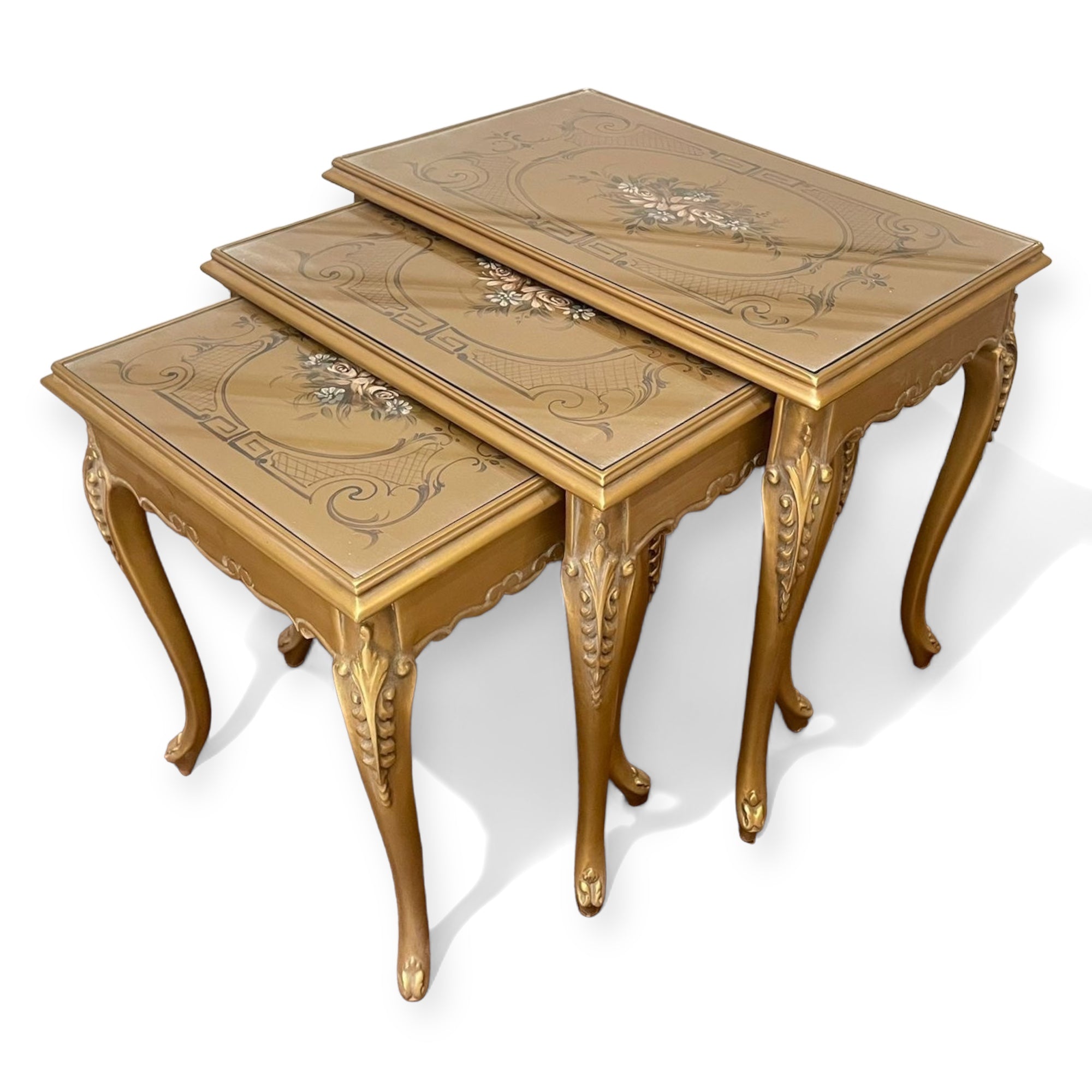 طقم ترابيزات كلاسيك ذهبي برسم يدوي وزجاج - طقم ترابيزات جانبية بثلاث قطع متداخلة، يجمع بين التفاصيل الكلاسيكية الراقية واللمسة الفنية الهادئة. يتميز بتشطيبات دهان دهبي مترب ولمسات من الرسم اليدوي على القرص الزجاجي، ليكون إضافة فنية وراقية لأي ركن في البيت الخاماتخشب زان طبيعيدهان دهبي متربزجاج بلمسة رسم يدوي المقاساتالعرض 60 سم × العمق 38 سم × الارتفاع 60 سمالعرض 50 سم × العمق 34 سم × الارتفاع 50 سمالعرض 30 سم × العمق 26 سم × الارتفاع 30 سم