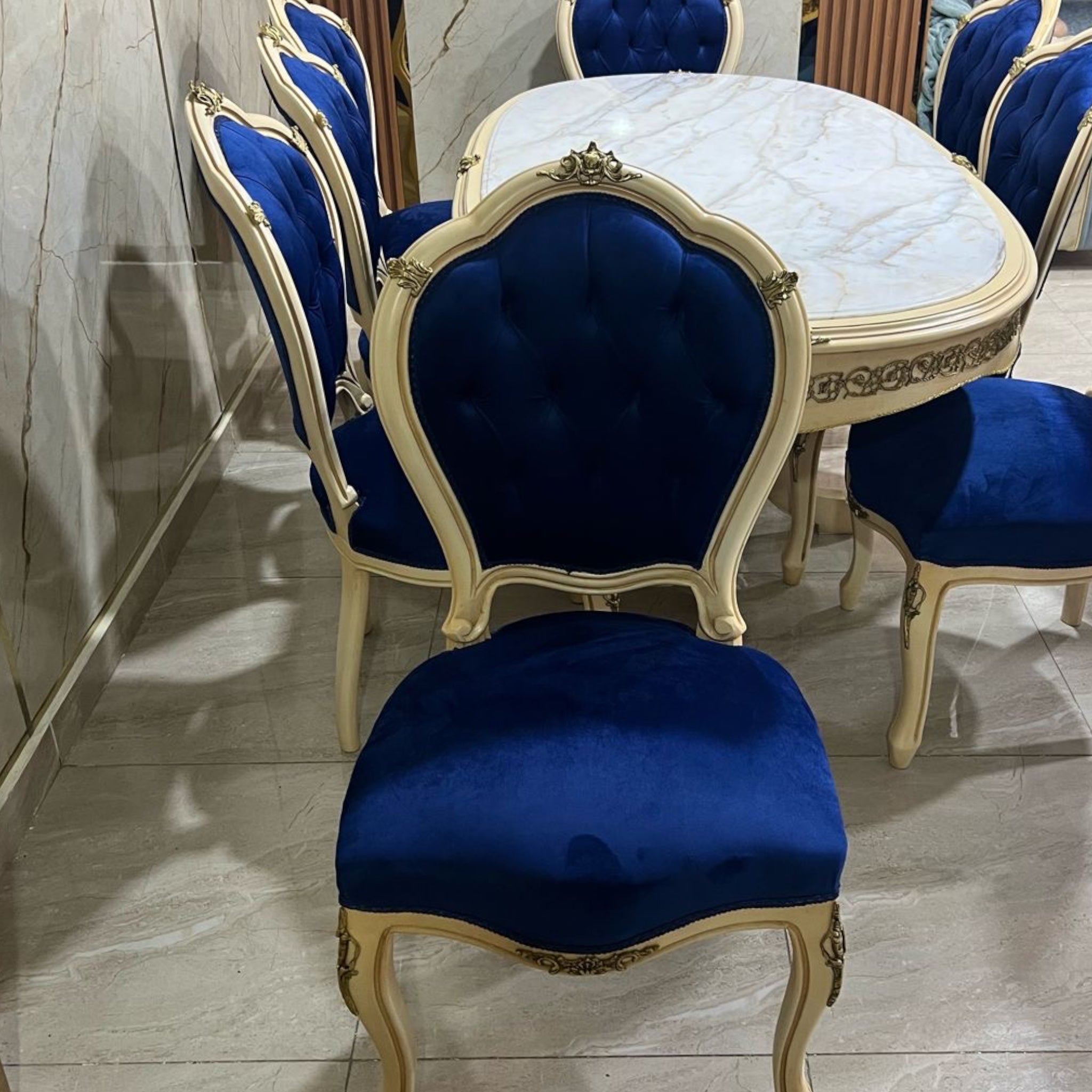 ترابيزة سفرة كلاسيك اوف وايت مطعمة بالنحاس - ترابيزة سفرة كلاسيكية اوف وايت من الخشب الزان و مطعمة بالنحاس المشغول يدويا المقاسات: W 160 CM * B 90 CM * H 87 CM W 180 CM * B 90 CM * H 87 CM