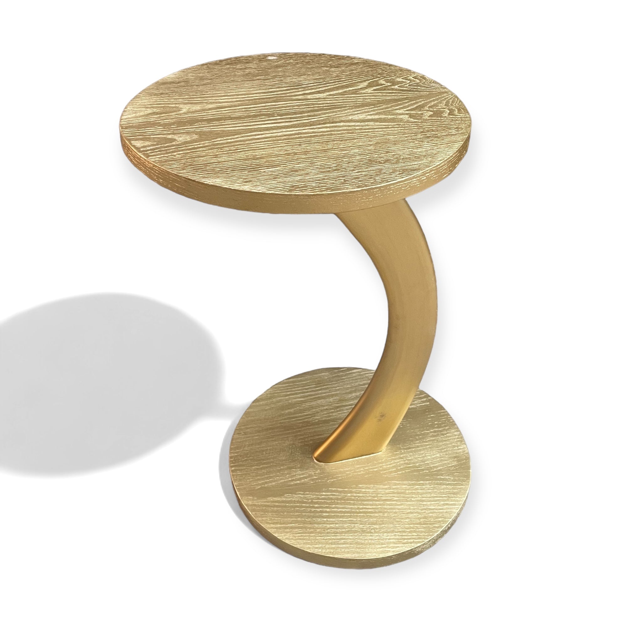 ترابيزة مسند دهبي مودرن - تصميم أنيق وعصري لترابيزة جانبية مصنوعة من خشب الزان الطبيعي، بقشرة طبيعية ودهان دهبي جذاب يضيف لمسة فخامة للمكان. مثالية للاستخدام بجانب الركنة أو الكنبة، ويمكن تفصيلها حسب الرغبة بإضافة سطح زجاجي أو رخامي بما يتماشى مع ديكورك المقاساتالعرض 40 سم × الارتفاع 60 سم