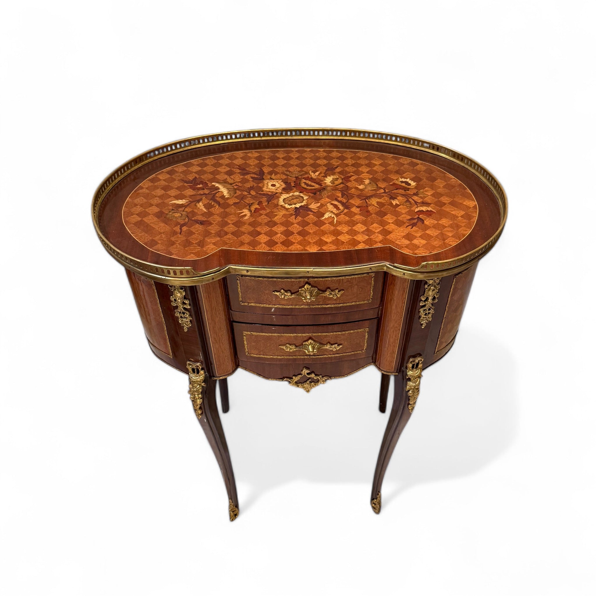 كومود لويس XV – تصميم فرنسي فاخر مطعم بالنحاس والمارتكريه - قطعة أنيقة بتفاصيل دقيقة تبرز جمال الطراز الكلاسيكي، بلمسة فنية من النحاس المشغول والمارتكريه المتناغم مع لون الخشب الطبيعي. تصميم منحني ناعم يضفي على الكومود شخصية فريدة تجعله قطعة محورية في أي غرفة نوم أو ركن استقبال. مثالي للاستخدام ككومود جانبي أو طاولة متعددة الاستخدامات تضيف لمسة فخامة وأناقة على أي مساحة. الخامةخشب طبيعي – قشرة طبيعية – تطعيم مارتكريه – إكسسوارات نحاس مشغول يدويًا المقاساتالعرض 66 سم × الارتفاع 79 سم × العمق 40 سم