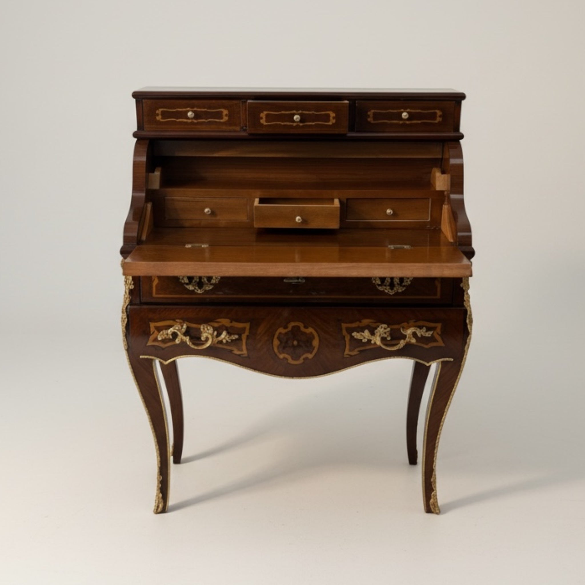 سكرتيرة كلاسيك وتطعيم نحاس - Nabolia