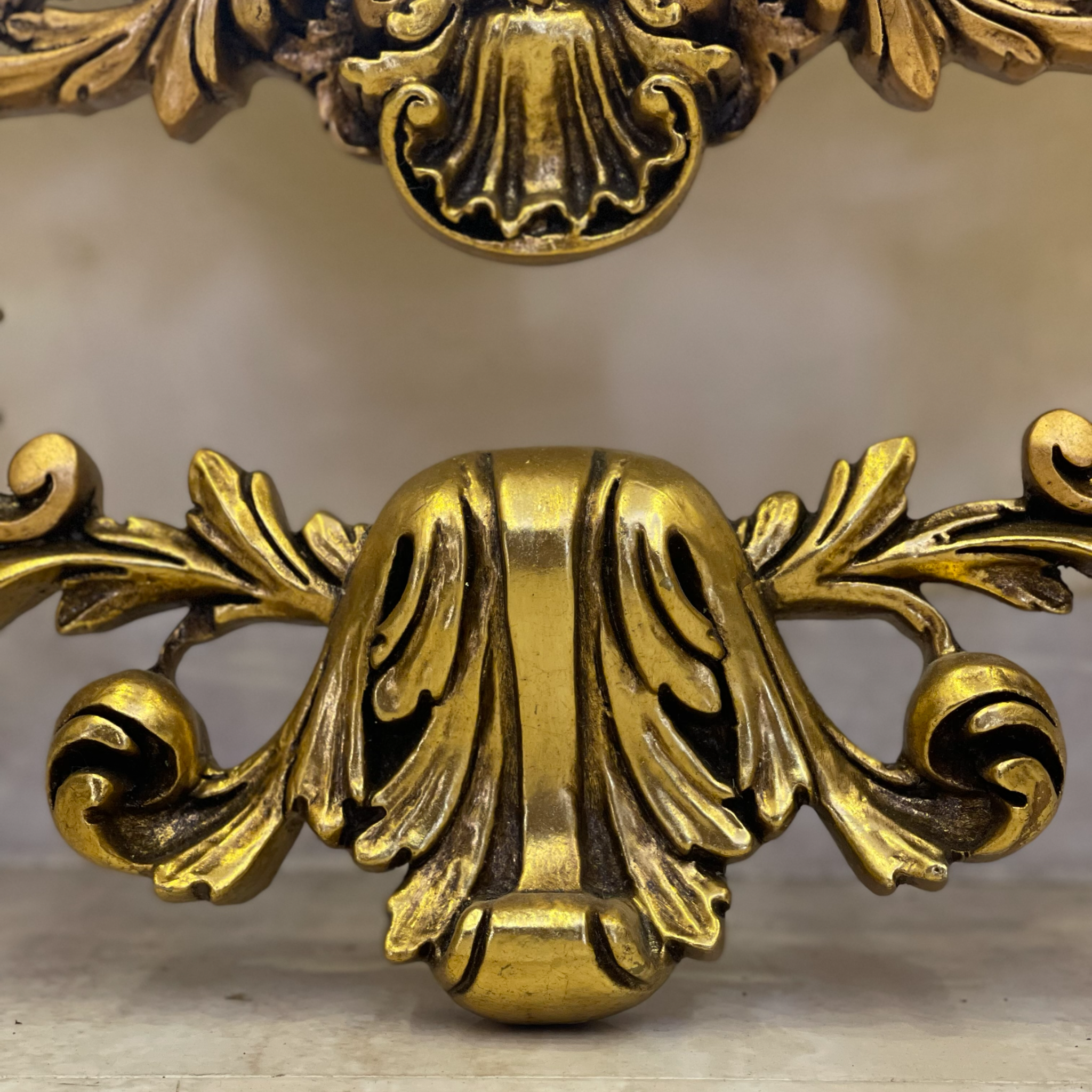 برواز معلق - برواز انتيك من الخشب الزان حفر هاند ميد دهان دهبي و مرايا جريش المقاسات: W 85 CM * H 150 CM