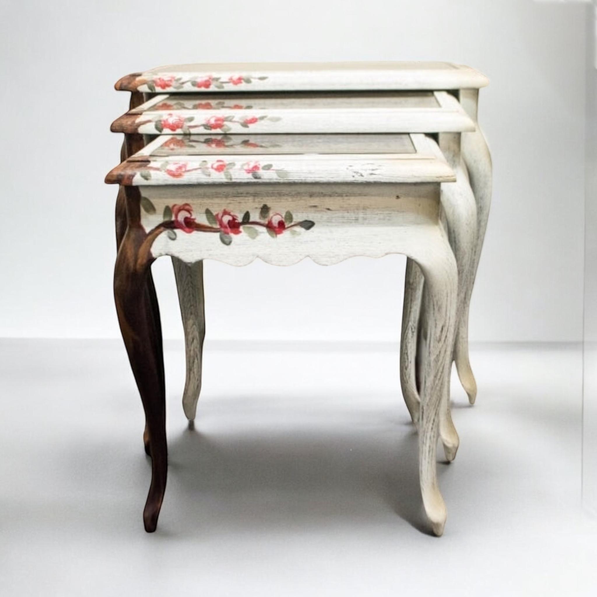 طقم ترابيزات ثلاثي متداخل مرسوم يدويًا - طقم ترابيزات كلاسيك بلمسة فنية فريدة، مطعم برسومات يدوية من الزهور تضيف لمسة من الدفء والرقي لأي مساحة. مصنوعة من خشب الزان الأحمر المعروف بصلابته وجودته العالية، مع دهان بيج مترب بستايل أنتيك يُبرز التفاصيل بشكل جذاب. يمكن استخدام الترابيزات بشكل منفصل أو متداخل حسب الحاجة، مما يمنحك مرونة في الاستخدام وتوفير للمساحة. الخاماتخشب زان أحمرتشطيب يدوي مرسوم المقاساتالعرض: 55 سمالطول: 37 سمالارتفاع: 55 سم