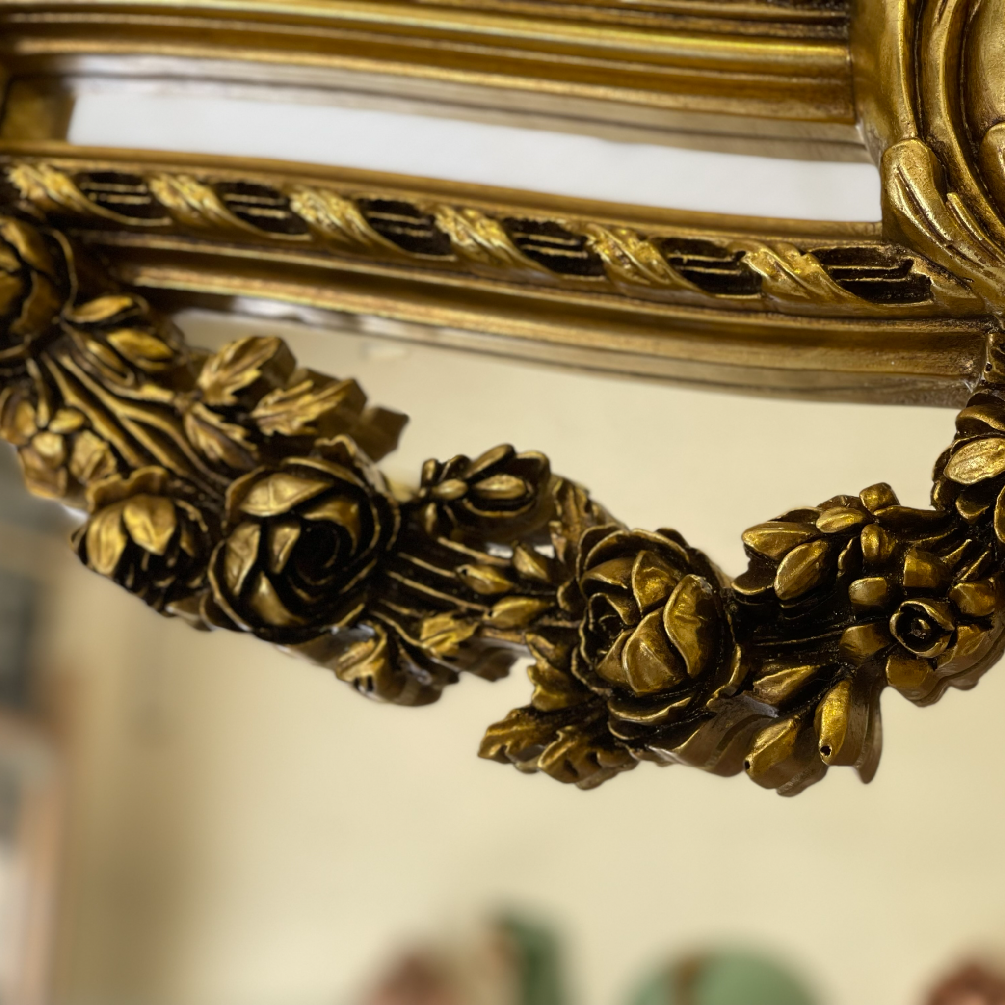 برواز ملكي دهبي - برواز انتيك فخم مصنوع من الخشب الزان الطبيعي والحفر اليدوي المميز لاضافة لمسة جماليه فخمة والدهان ورق دهب متأكسد و المرايا جريش المقاسات: W 140 CM * H 240 CM