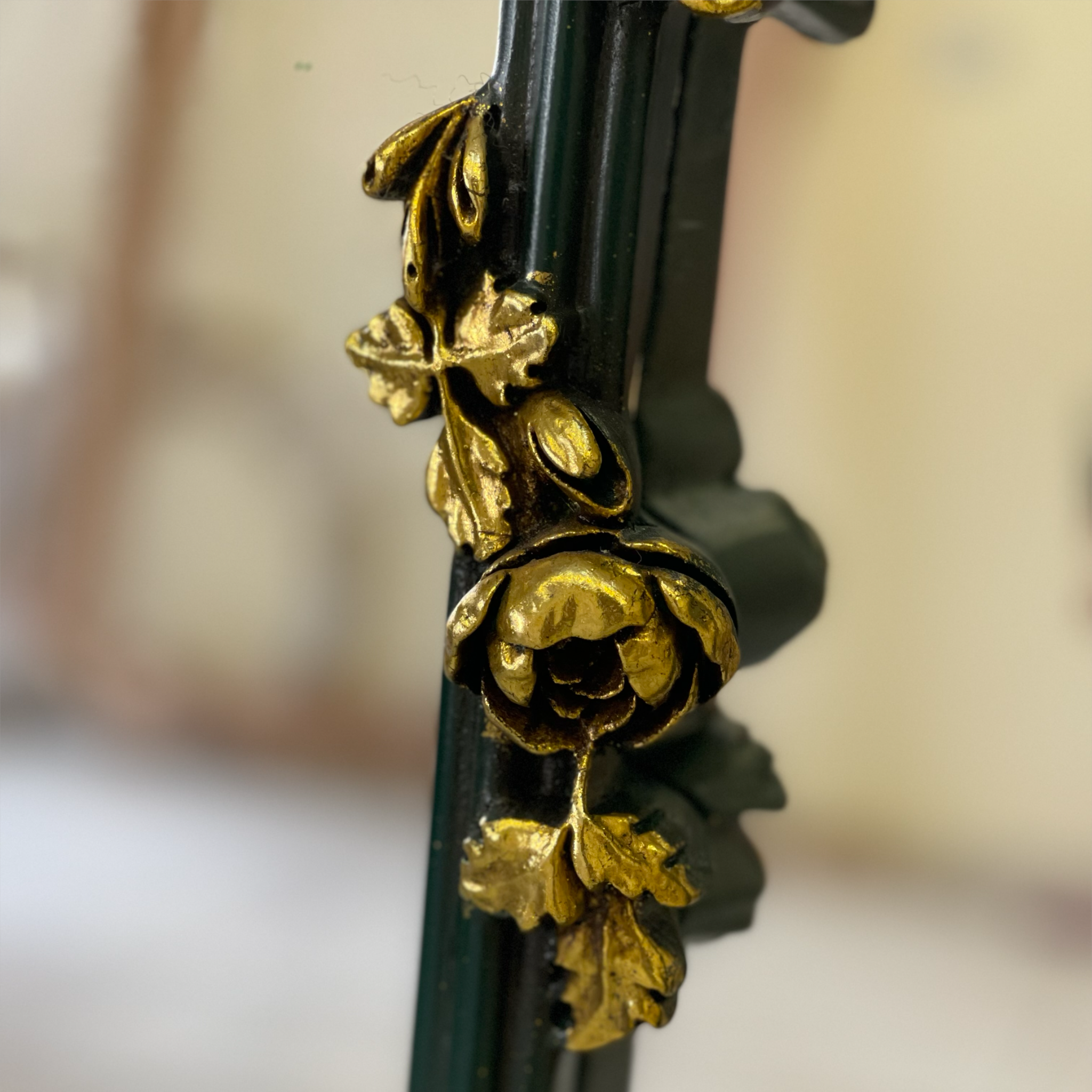 برواز ملكي هاند ميد - برواز انتيك مصنوع من الخشب الزان الطبيعي والحفر اليدوي المميز لاضافة لمسة جماليه فخمة والدهان ورق دهب و الزجاج جريش المقاسات: W 122 CM * H 240 CM