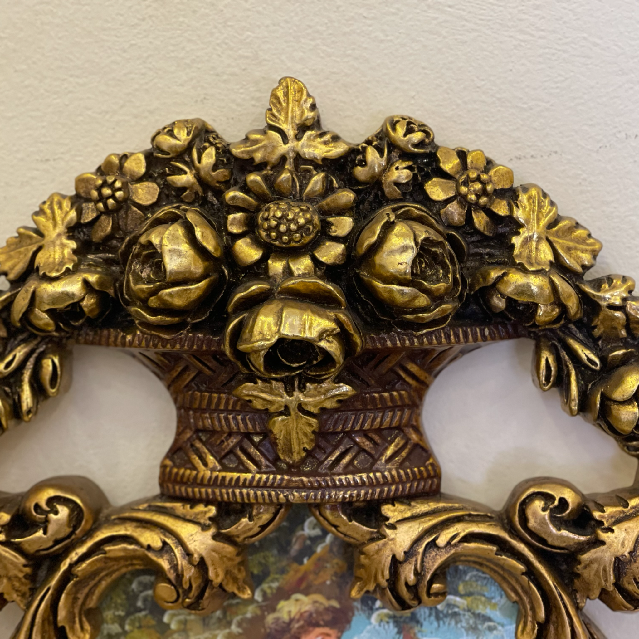 برواز معلق - برواز انتيك من الخشب الزان حفر هاند ميد دهان دهبي و مرايا جريش المقاسات: W 85 CM * H 150 CM