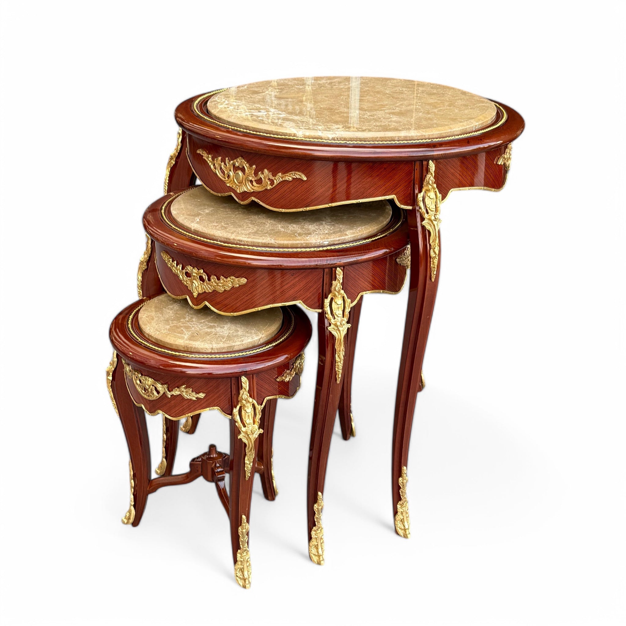 طقم طاولات متداخلة كلاسيكية بتصميم فاخر - طقم أنيق مستوحى من الكلاسيكيات، يجمع بين جمال التصميم وفخامة الخامات. مصنوع من الخشب الطبيعي بتشطيب فاخر، وتزدان الحواف بزخارف نحاسية ذهبية تضيف لمسة راقية، بينما يغطي السطح رخام فاخر يمنح الطاولات طابعًا مميزًا يجعلها خيارًا مثاليًا للديكور أو الاستخدام العملي بجانب الأرائك أو في زوايا الصالون الخامةهيكل خشبي طبيعي مزين بتفاصيل نحاسية ذهبية وسطح رخامي فخم يوحي بالفخامة المقاساتالعرض 60 سمالارتفاع 70 سم