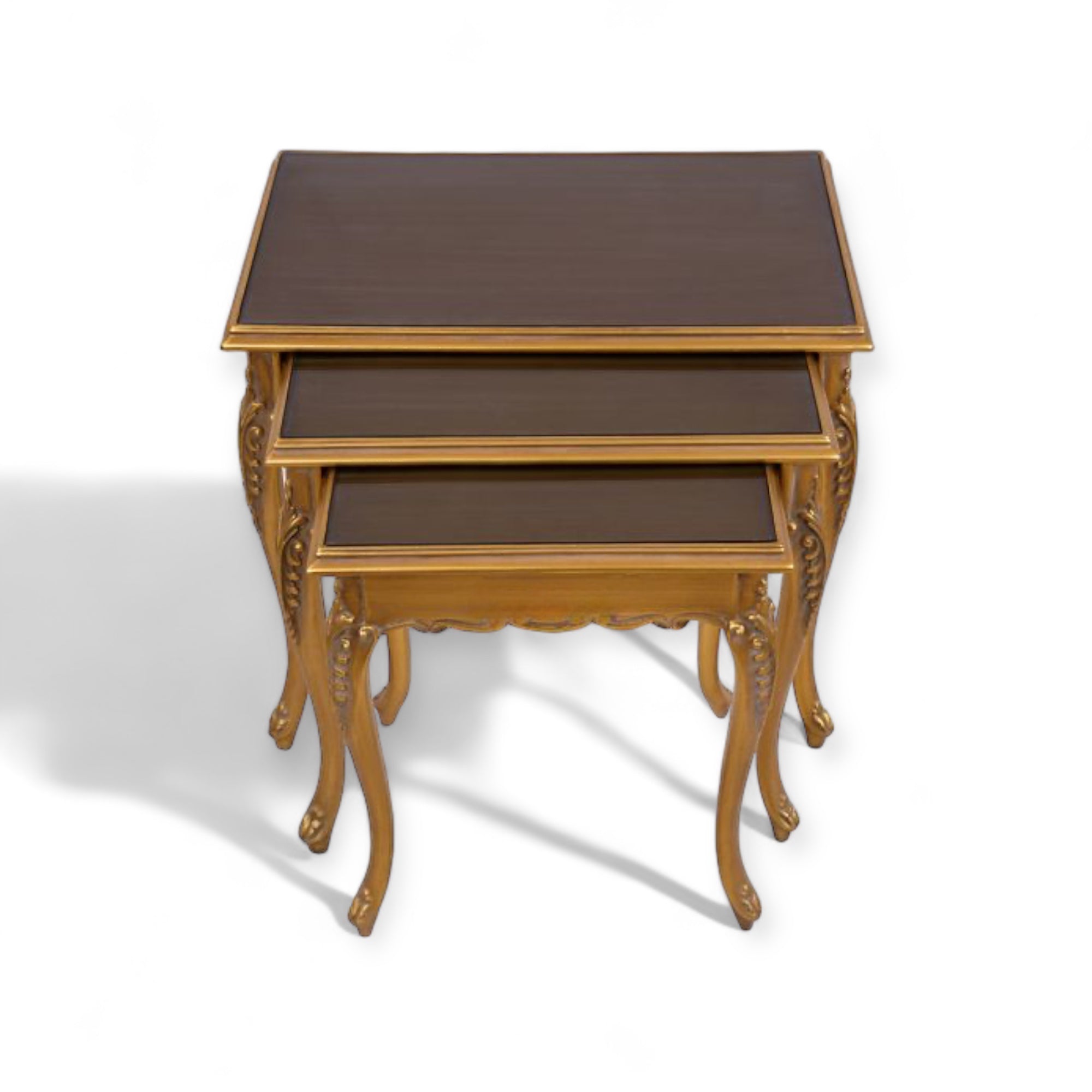 طقم ترابيزات ثلاثي كلاسيك بزجاج بني - طقم ترابيزات ثلاثي متداخل بتصميم كلاسيكي فاخر، مصنوع من الخشب الزان الطبيعي المتين ومطلي بدهان دهبي مترب يضيف لمسة فخامة على المكان. يتميز بقرصات زجاج بلون بني أنيق، مما يجعله قطعة مثالية لإضافة لمسة ديكور مميزة في غرفة المعيشة أو الصالون المقاساتعرض 60 سم × عمق 38 سم × ارتفاع 60 سمعرض 50 سم × عمق 34 سم × ارتفاع 50 سمعرض 30 سم × عمق 26 سم × ارتفاع 30 سم