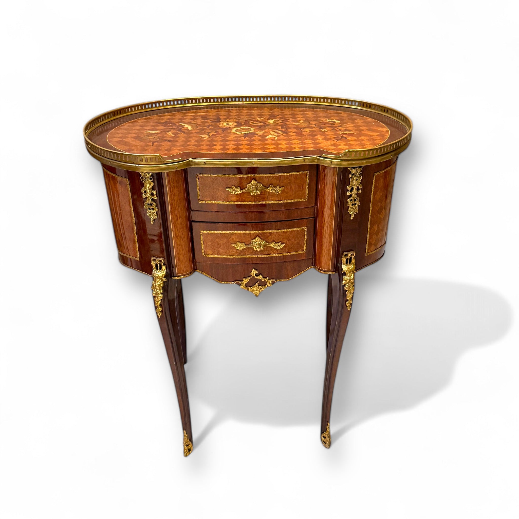 كومود لويس XV – تصميم فرنسي فاخر مطعم بالنحاس والمارتكريه - قطعة أنيقة بتفاصيل دقيقة تبرز جمال الطراز الكلاسيكي، بلمسة فنية من النحاس المشغول والمارتكريه المتناغم مع لون الخشب الطبيعي. تصميم منحني ناعم يضفي على الكومود شخصية فريدة تجعله قطعة محورية في أي غرفة نوم أو ركن استقبال. مثالي للاستخدام ككومود جانبي أو طاولة متعددة الاستخدامات تضيف لمسة فخامة وأناقة على أي مساحة. الخامةخشب طبيعي – قشرة طبيعية – تطعيم مارتكريه – إكسسوارات نحاس مشغول يدويًا المقاساتالعرض 66 سم × الارتفاع 79 سم × العمق 40 سم