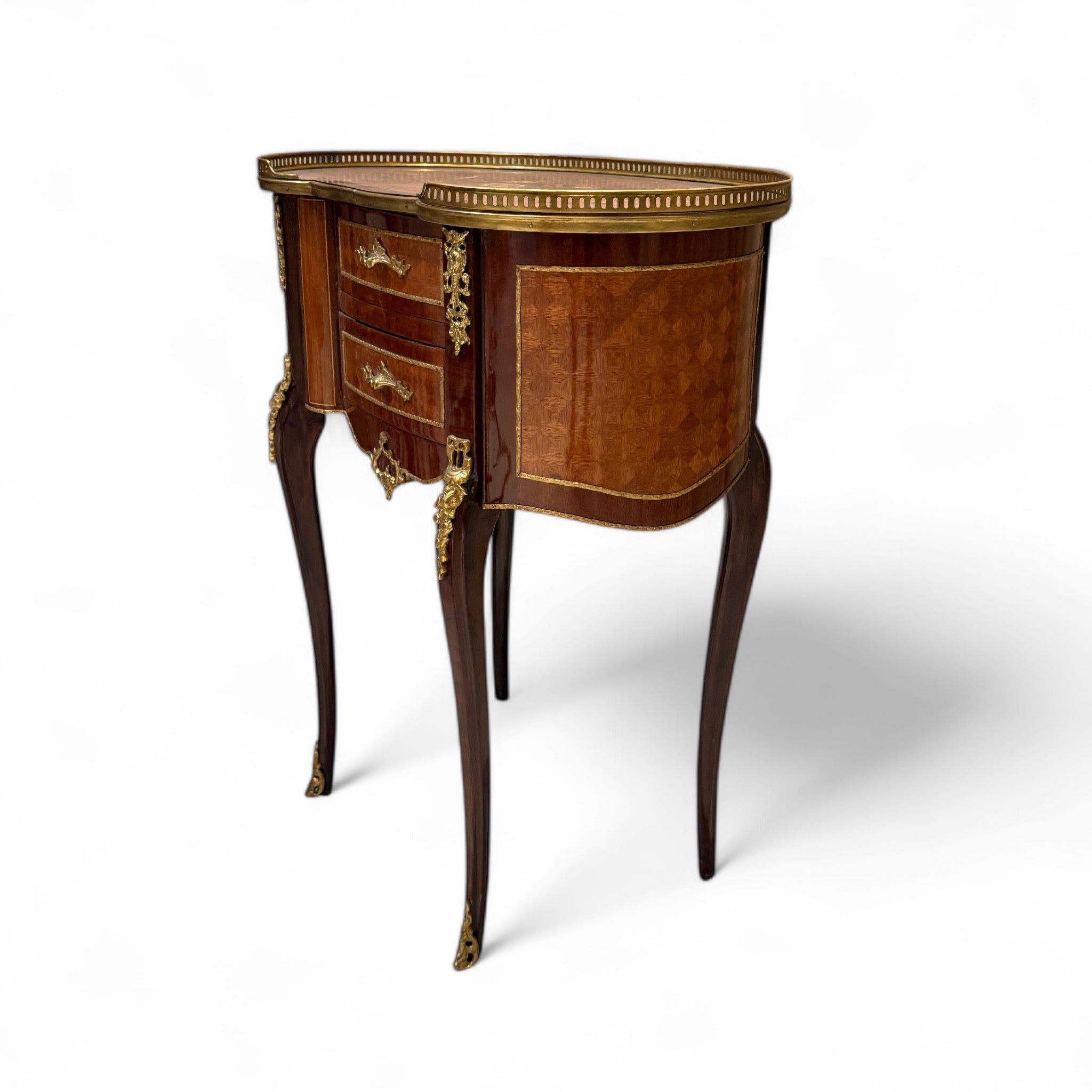 كومود لويس XV – تصميم فرنسي فاخر مطعم بالنحاس والمارتكريه - قطعة أنيقة بتفاصيل دقيقة تبرز جمال الطراز الكلاسيكي، بلمسة فنية من النحاس المشغول والمارتكريه المتناغم مع لون الخشب الطبيعي. تصميم منحني ناعم يضفي على الكومود شخصية فريدة تجعله قطعة محورية في أي غرفة نوم أو ركن استقبال. مثالي للاستخدام ككومود جانبي أو طاولة متعددة الاستخدامات تضيف لمسة فخامة وأناقة على أي مساحة. الخامةخشب طبيعي – قشرة طبيعية – تطعيم مارتكريه – إكسسوارات نحاس مشغول يدويًا المقاساتالعرض 66 سم × الارتفاع 79 سم × العمق 40 سم
