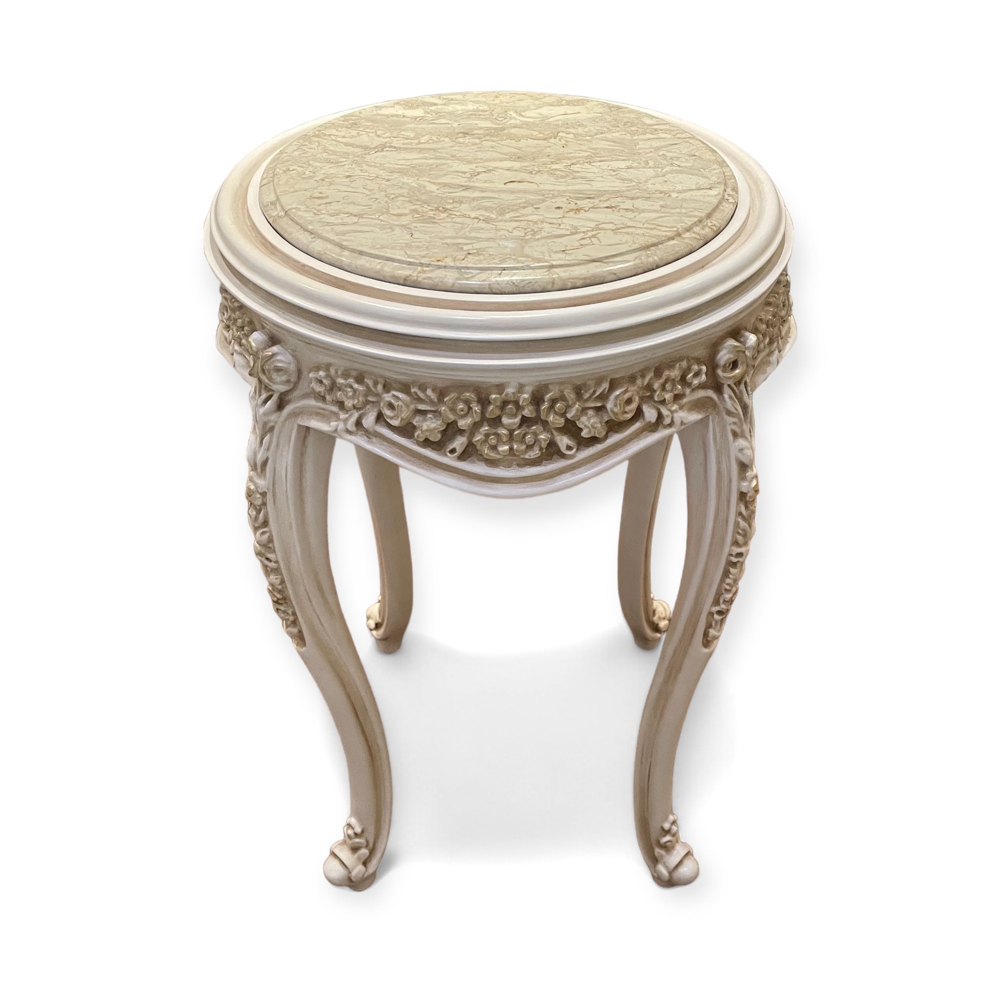 ترابيزة كورنر كلاسيك بلمسة أوف وايت مترب – بقرصة رخام طبيعية - قطعة فنية راقية بتصميم أنيق مستوحى من الطراز الكلاسيكي. مصنوعة من خشب الزان الطبيعي، ومزينة بدهان أوف وايت مترب بلمسة ناعمة تضيف إحساس بالفخامة. القرصة من الرخام الطبيعي الفاخر لتعزز الشكل النهائي وتعطيها ثبات وأناقة الخاماتخشب زان طبيعي – دهان أوف وايت مترب – قرصة من الرخام الطبيعي المقاساتالعرض: 55 سم × العمق: 55 سم × الارتفاع: 70 سم