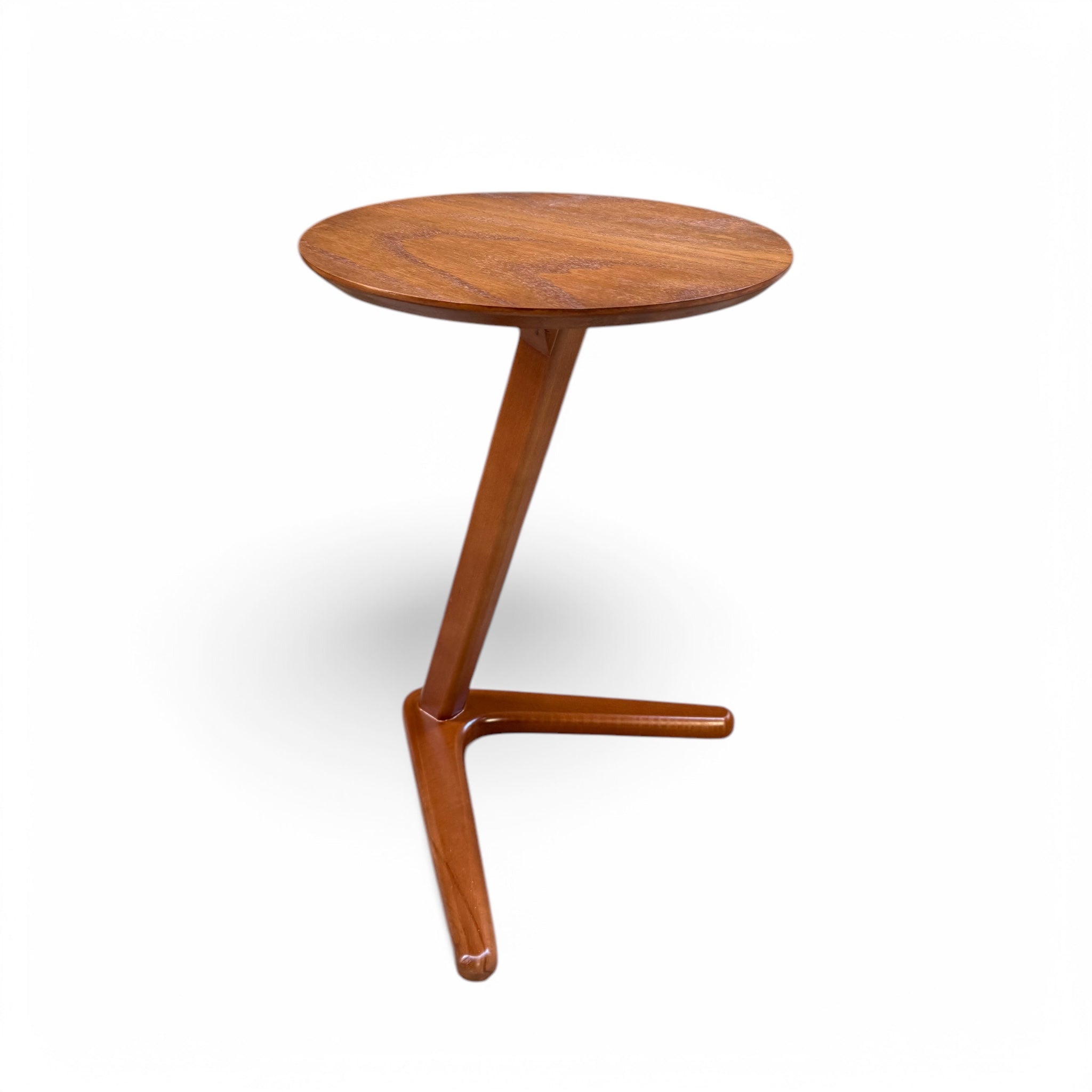 ترابيزة جانبية مودرن من الخشب الزان – تصميم حرف Z - ترابيزة جانبية عصرية بتصميم هندسي مميز على شكل حرف Z، تجمع بين البساطة والأناقة، ومثالية بجانب الركنة أو الكرسي المفضل في غرفة المعيشة أو المكتب. بتضفي لمسة ديكورية ناعمة وتوفر سطح عملي لوضع كوب قهوة أو كتاب مصنوعة من خشب الزان الطبيعي بقشرة طبيعية ودهان بني أنيق، مع إمكانية تنفيذها بأي لون حسب رغبة العميل لتتناسب مع ألوان الليفنج الخاماتخشب زانقشرة طبيعيةدهان بني أو حسب الطلب المقاساتالعرض 40 سم × الارتفاع 60 سم