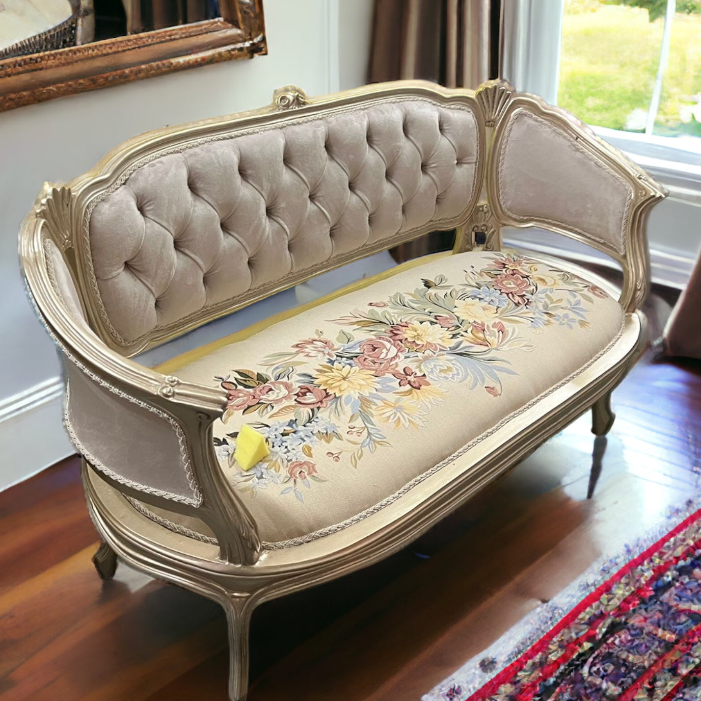 ميني صالون شامبين - ميني صالون شامبين مكون من كنبة واتنين فوتيه وترابيزة مصنع من خشب الزان الاحمر و القماش المستخدم قطيفة و تابلوه جوبلان في قاعدة الكنبة