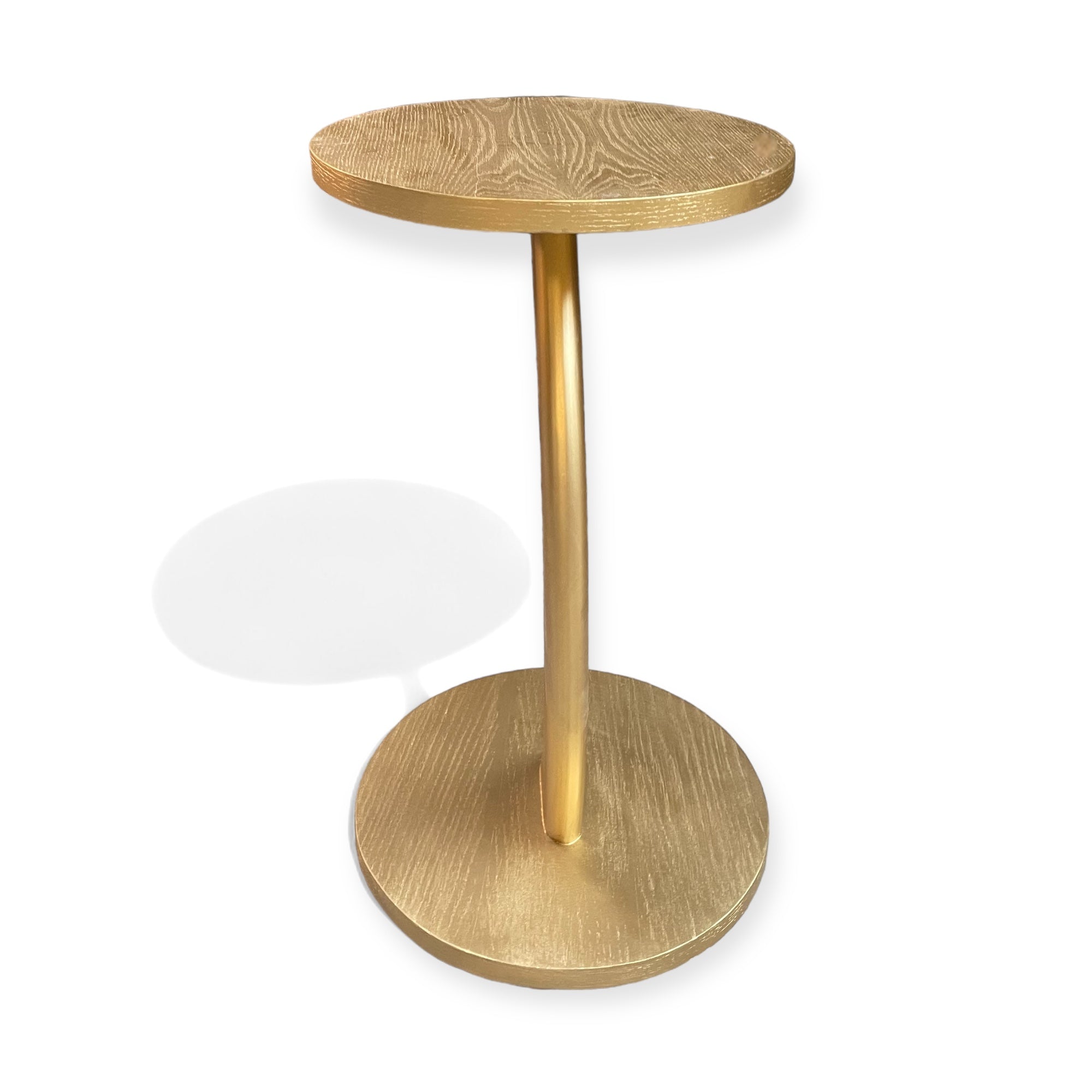 ترابيزة مسند دهبي مودرن - تصميم أنيق وعصري لترابيزة جانبية مصنوعة من خشب الزان الطبيعي، بقشرة طبيعية ودهان دهبي جذاب يضيف لمسة فخامة للمكان. مثالية للاستخدام بجانب الركنة أو الكنبة، ويمكن تفصيلها حسب الرغبة بإضافة سطح زجاجي أو رخامي بما يتماشى مع ديكورك المقاساتالعرض 40 سم × الارتفاع 60 سم