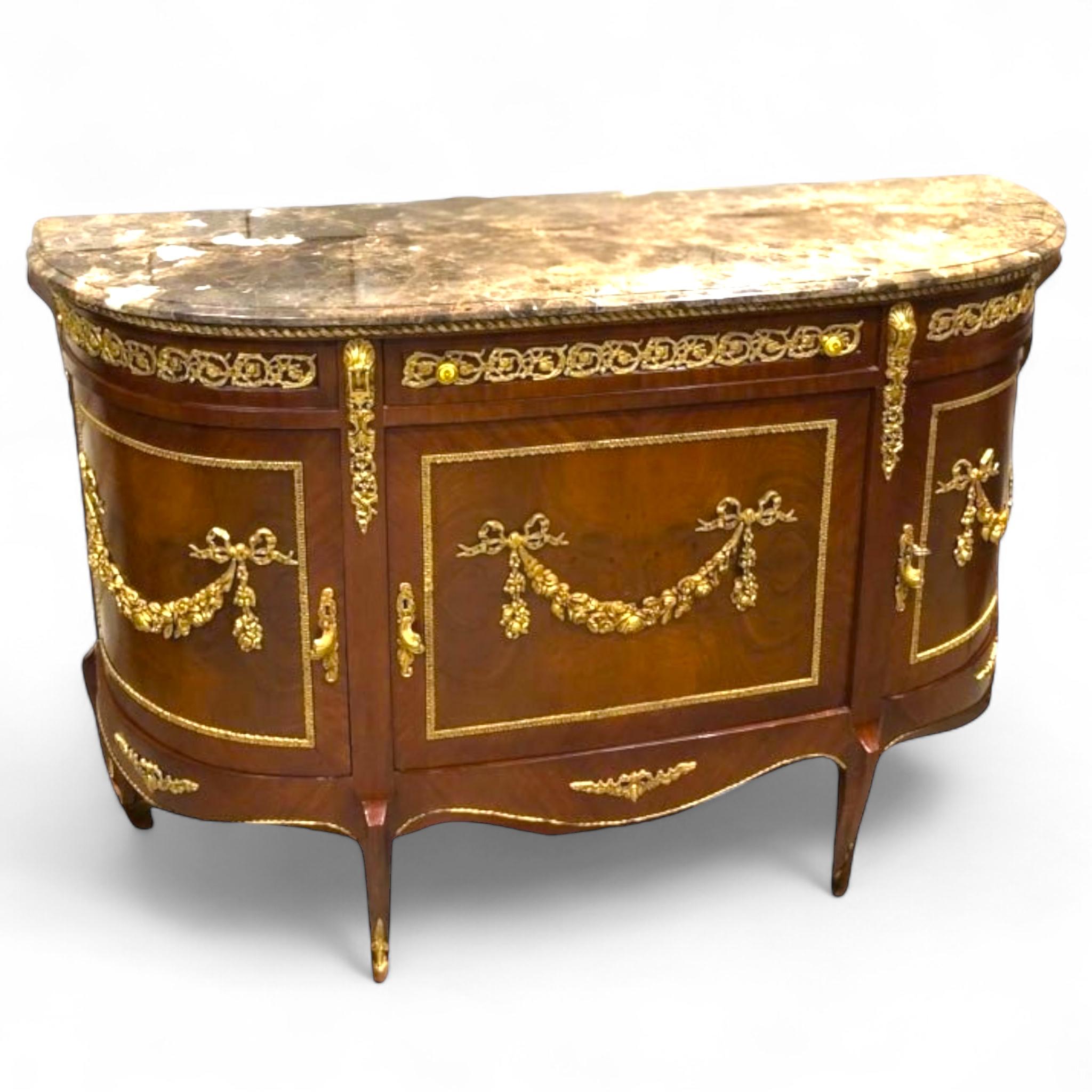 بايوه كلاسيك ٣ ضلف ودرج بتفاصيل نحاسية - Nabolia