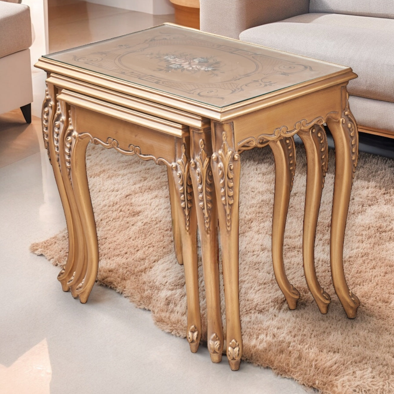 طقم ترابيزات كلاسيك ذهبي برسم يدوي وزجاج - طقم ترابيزات جانبية بثلاث قطع متداخلة، يجمع بين التفاصيل الكلاسيكية الراقية واللمسة الفنية الهادئة. يتميز بتشطيبات دهان دهبي مترب ولمسات من الرسم اليدوي على القرص الزجاجي، ليكون إضافة فنية وراقية لأي ركن في البيت الخاماتخشب زان طبيعيدهان دهبي متربزجاج بلمسة رسم يدوي المقاساتالعرض 60 سم × العمق 38 سم × الارتفاع 60 سمالعرض 50 سم × العمق 34 سم × الارتفاع 50 سمالعرض 30 سم × العمق 26 سم × الارتفاع 30 سم