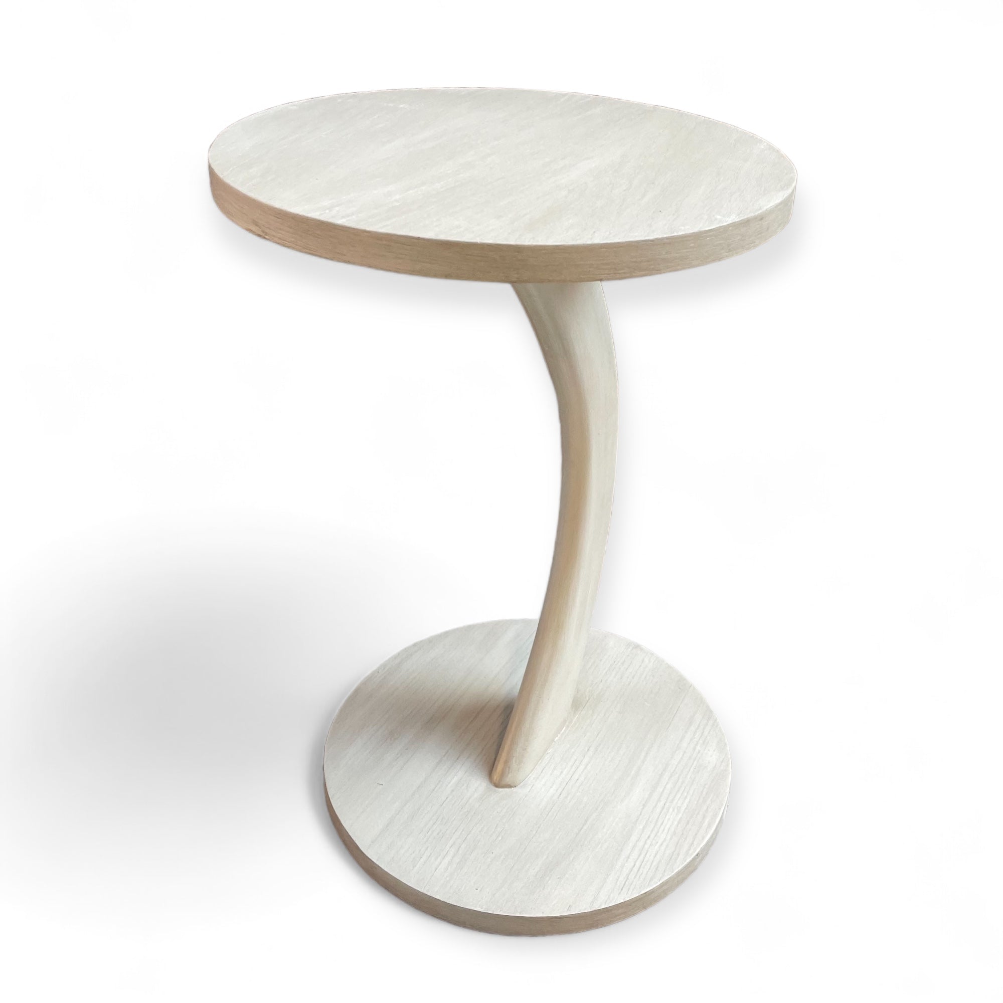 ترابيزة جانبية أوف وايت مودرن - تصميم عصري وناعم لترابيزة جانبية متعددة الاستخدامات، مصنوعة من خشب الزان الطبيعي بقشرة طبيعية ودهان أوف وايت أنيق. مثالية لجانب الكنبة أو الركنة في المساحات المودرن، ويمكن تفصيلها بزجاج أو رخام حسب الرغبة لتناسب ذوقك وألوان ليفينجك المقاساتالعرض 40 سم × الارتفاع 60 سم