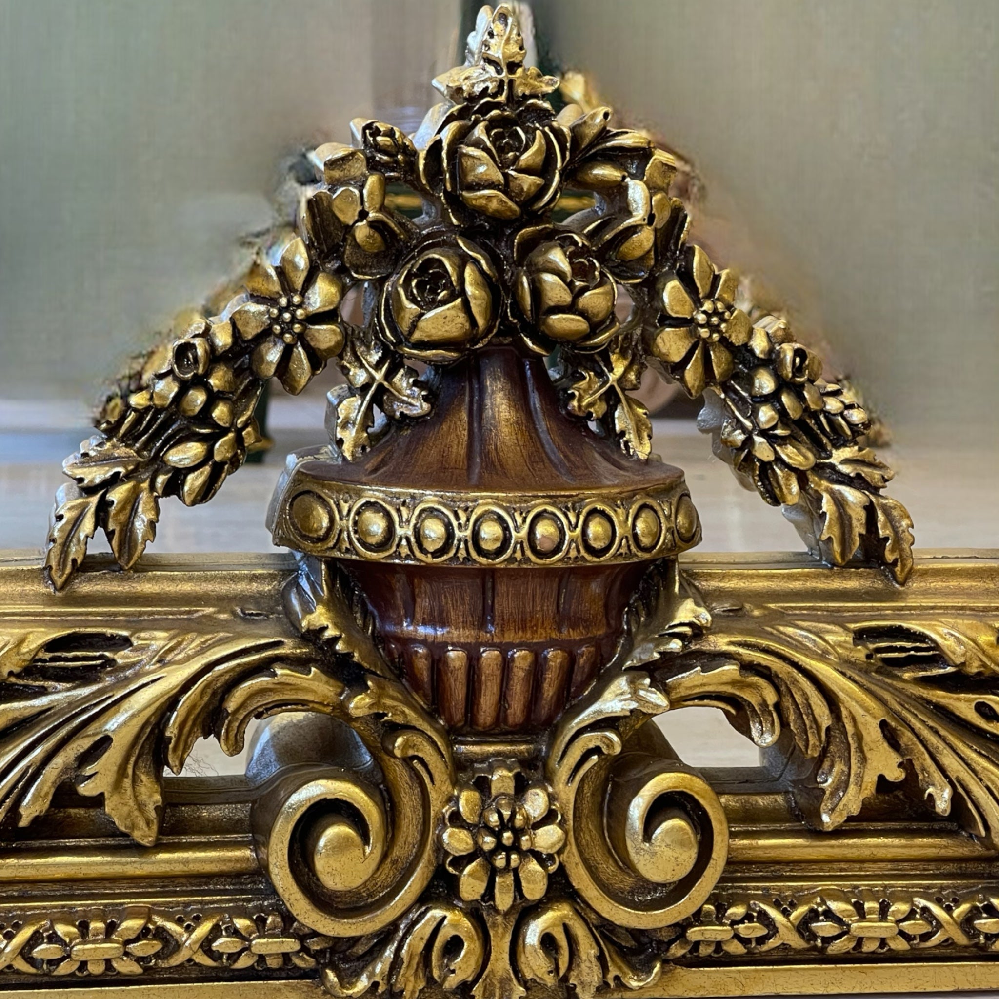 برواز ملكي دهبي - برواز انتيك فخم مصنوع من الخشب الزان الطبيعي والحفر اليدوي المميز لاضافة لمسة جماليه فخمة والدهان ورق دهب متأكسد و المرايا جريش المقاسات: W 140 CM * H 240 CM