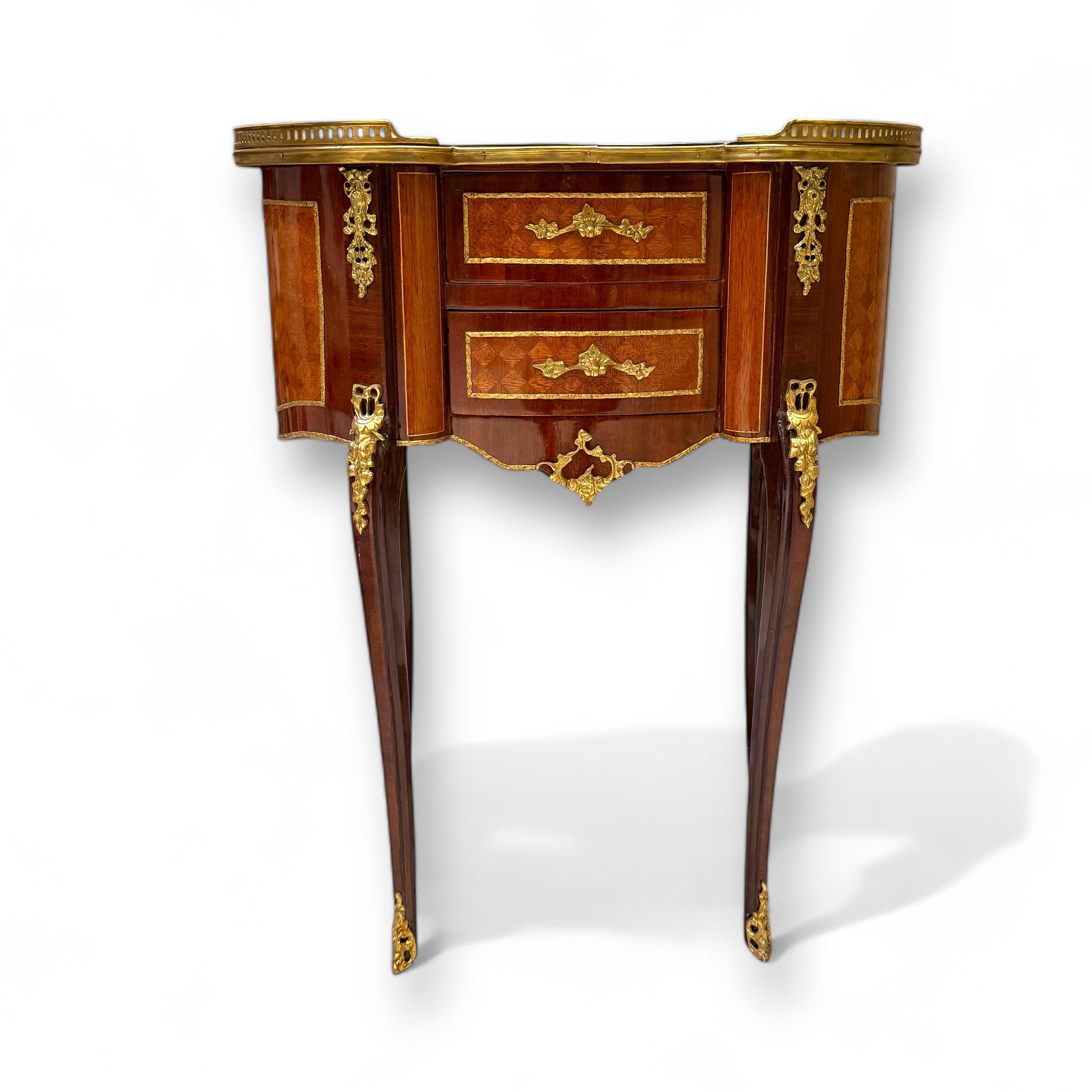 كومود لويس XV – تصميم فرنسي فاخر مطعم بالنحاس والمارتكريه - قطعة أنيقة بتفاصيل دقيقة تبرز جمال الطراز الكلاسيكي، بلمسة فنية من النحاس المشغول والمارتكريه المتناغم مع لون الخشب الطبيعي. تصميم منحني ناعم يضفي على الكومود شخصية فريدة تجعله قطعة محورية في أي غرفة نوم أو ركن استقبال. مثالي للاستخدام ككومود جانبي أو طاولة متعددة الاستخدامات تضيف لمسة فخامة وأناقة على أي مساحة. الخامةخشب طبيعي – قشرة طبيعية – تطعيم مارتكريه – إكسسوارات نحاس مشغول يدويًا المقاساتالعرض 66 سم × الارتفاع 79 سم × العمق 40 سم