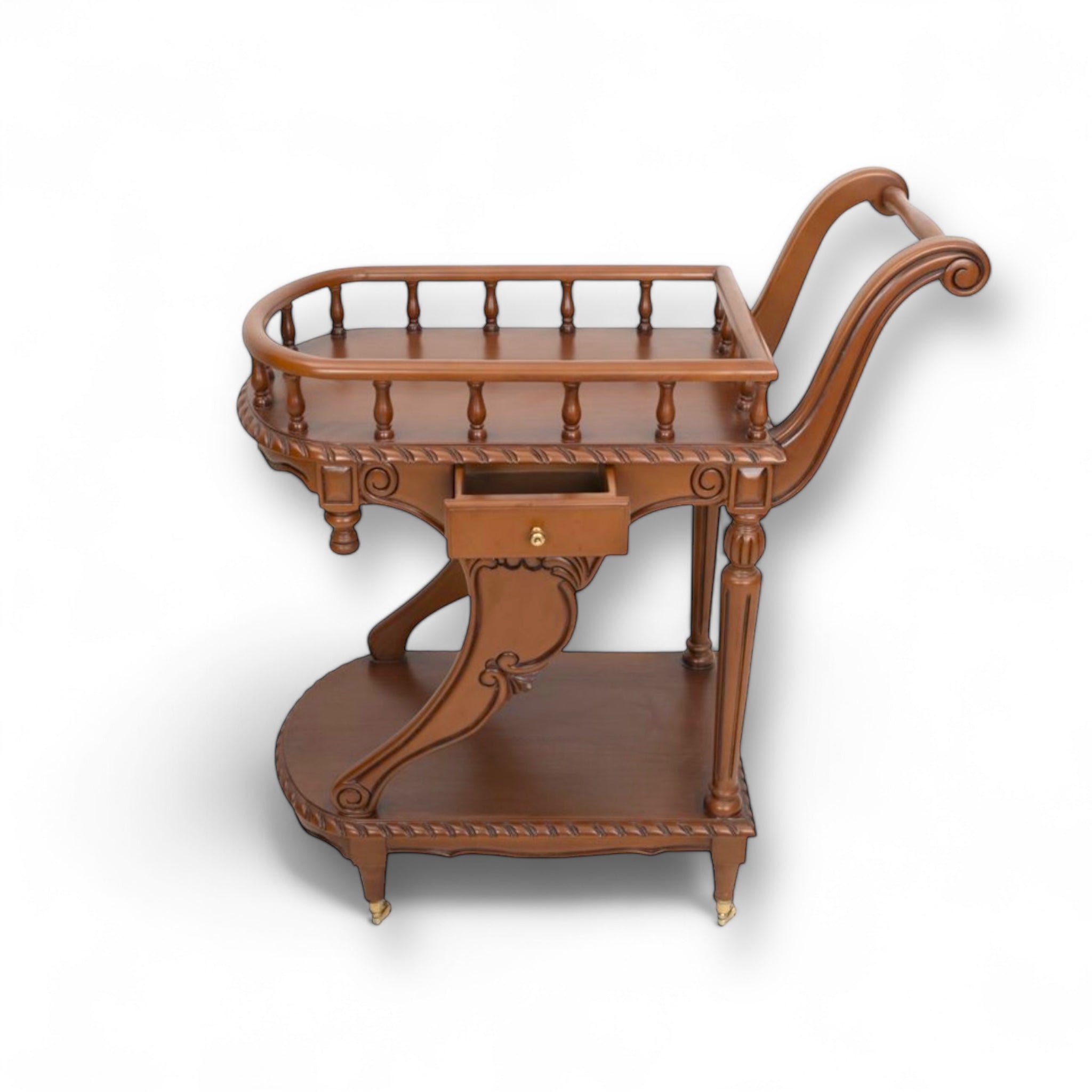 تروللي شاي كلاسيك بني – تصميم فاخر بدورين ودرج تخزين - قطعة أنيقة تجمع بين العملية والفخامة. تروللي شاي بتصميم كلاسيك مميز من خشب الزان الطبيعي مع قشرة فاخرة، بلون بني دافئ وتفاصيل منحوتة تضيف لمسة من الرقي. مزود بدرج عملي لتخزين الأدوات الصغيرة، مع دورين لعرض وتقديم المشروبات، وعجل ذهبي في الأرجل لسهولة الحركة. مثالي للمجالس الكلاسيكية أو ركن الضيافة، ويضيف لمسة تراثية أنيقة لأي مساحة. الخامةخشب زان طبيعي – قشرة طبيعية – عجل معدني ذهبي – دهان استر بني المقاساتالعرض 95 سم × العمق 45 سم × الارتفاع 85 سم