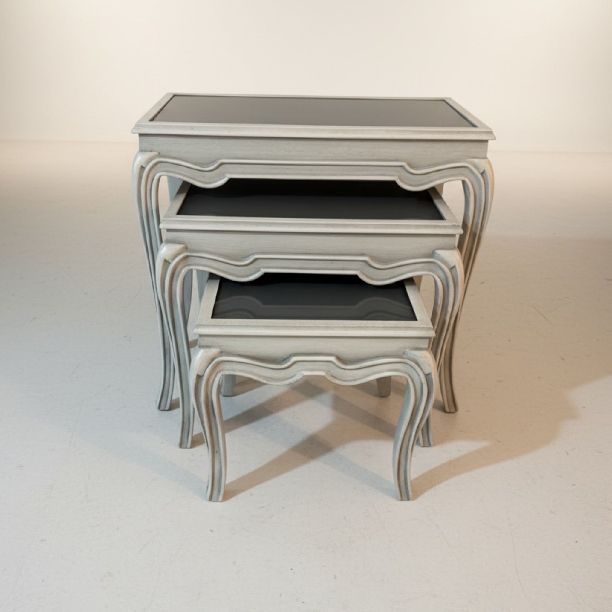 طقم ترابيزات ثلاثي نيوكلاسيك – اوف وايت جراي وزجاج - Nabolia