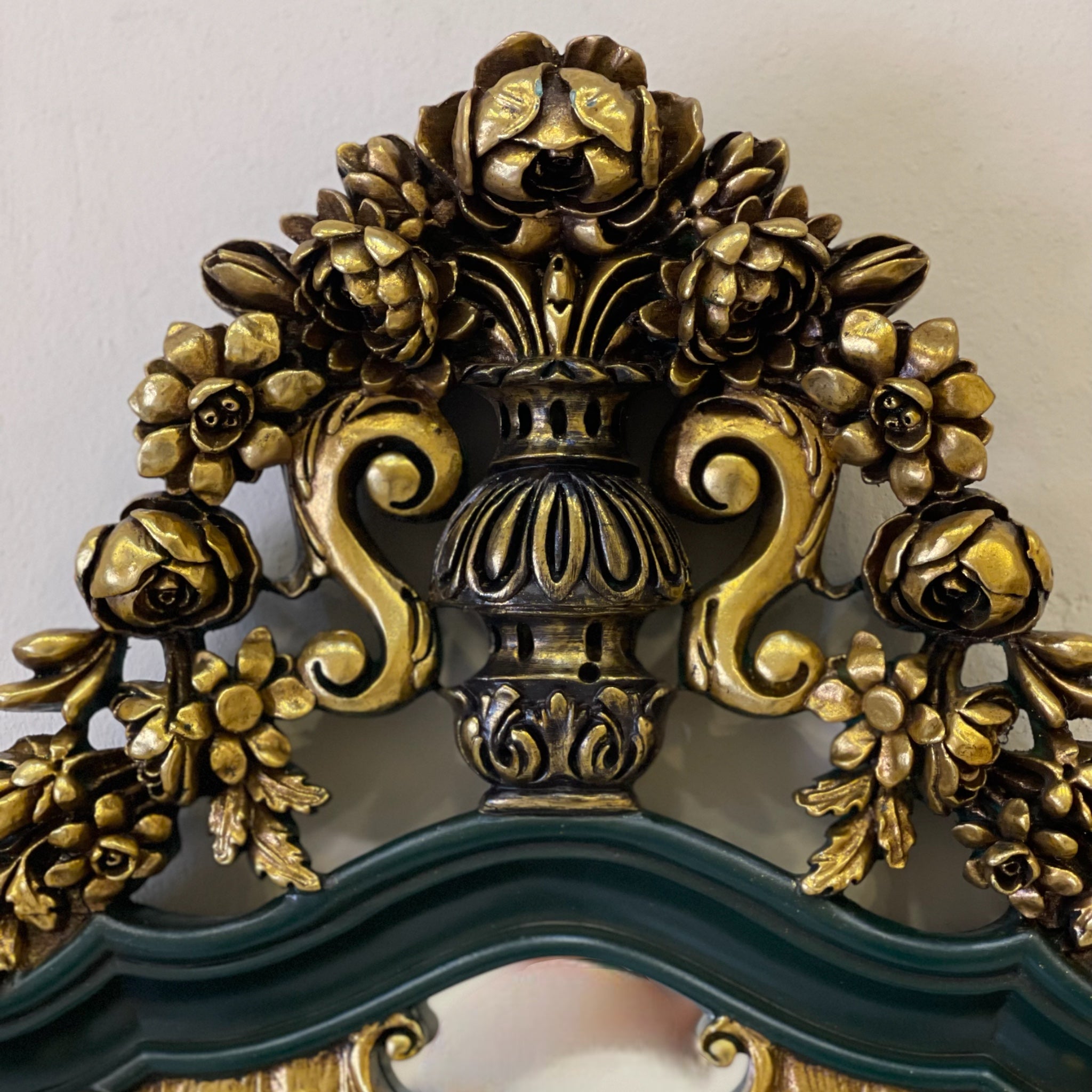 برواز ملكي هاند ميد - برواز انتيك مصنوع من الخشب الزان الطبيعي والحفر اليدوي المميز لاضافة لمسة جماليه فخمة والدهان ورق دهب و الزجاج جريش المقاسات: W 122 CM * H 240 CM