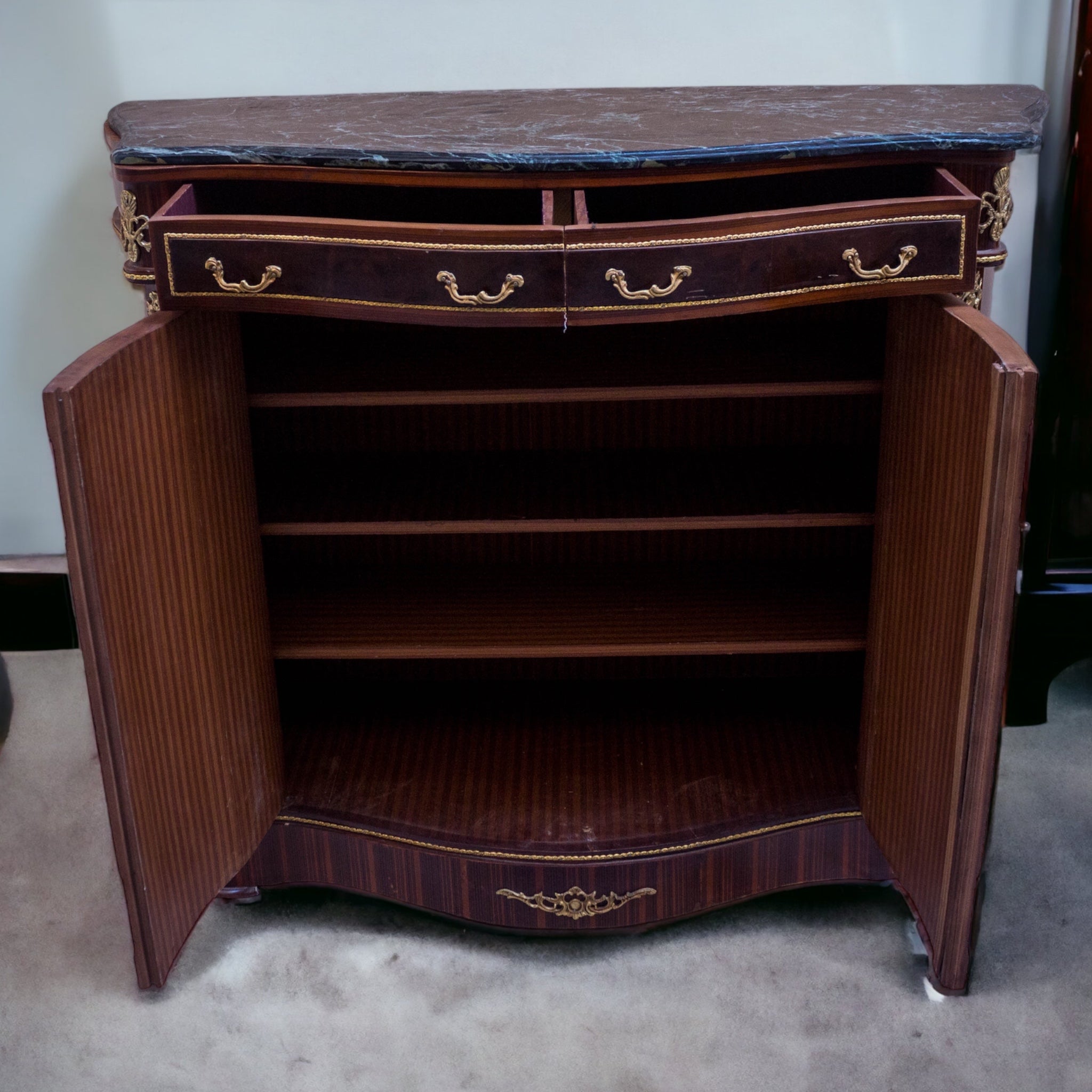 جزامة بايوه فرنساوي - جزامة بايوه فرنساوي درجين و اربعة خانة مطعمة بالنحاس من الخشب الطبيعي والقشرة الطبيعية و رخام أخضر هندي المقاسات: W 120 CM * H 100 CM * B 45 CM