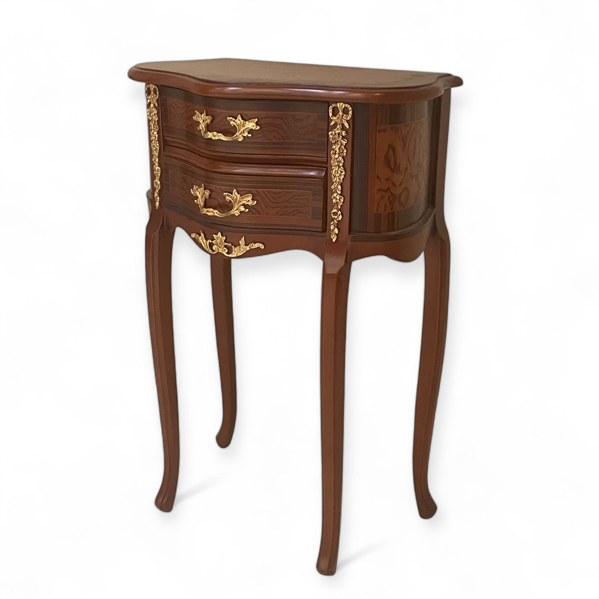 كومود فرنسي بتطعيم نحاس – 3 أدراج بتصميم كلاسيكي فاخر - قطعة كلاسيكية مميزة بطراز فرنسي أنيق، مصنوعة من خشب طبيعي مطعم بالنحاس اللامع مع قشرة فاخرة ولمسات زخرفية تضيف عمق وأناقة. الكومود مزود بثلاثة أدراج عملية، وتعلوه قرصة زجاجية تحمي السطح وتكمل الشكل الراقي. مثالي للاستخدام بجوار السرير أو في ركن أنيق داخل غرفة المعيشة أو حتى كمود مميز في مدخل البيت. الخامةخشب طبيعي – قشرة طبيعية – تطعيمات نحاس – قرصة زجاج المقاساتالعرض 50 سم × العمق 30 سم × الارتفاع 75 سم