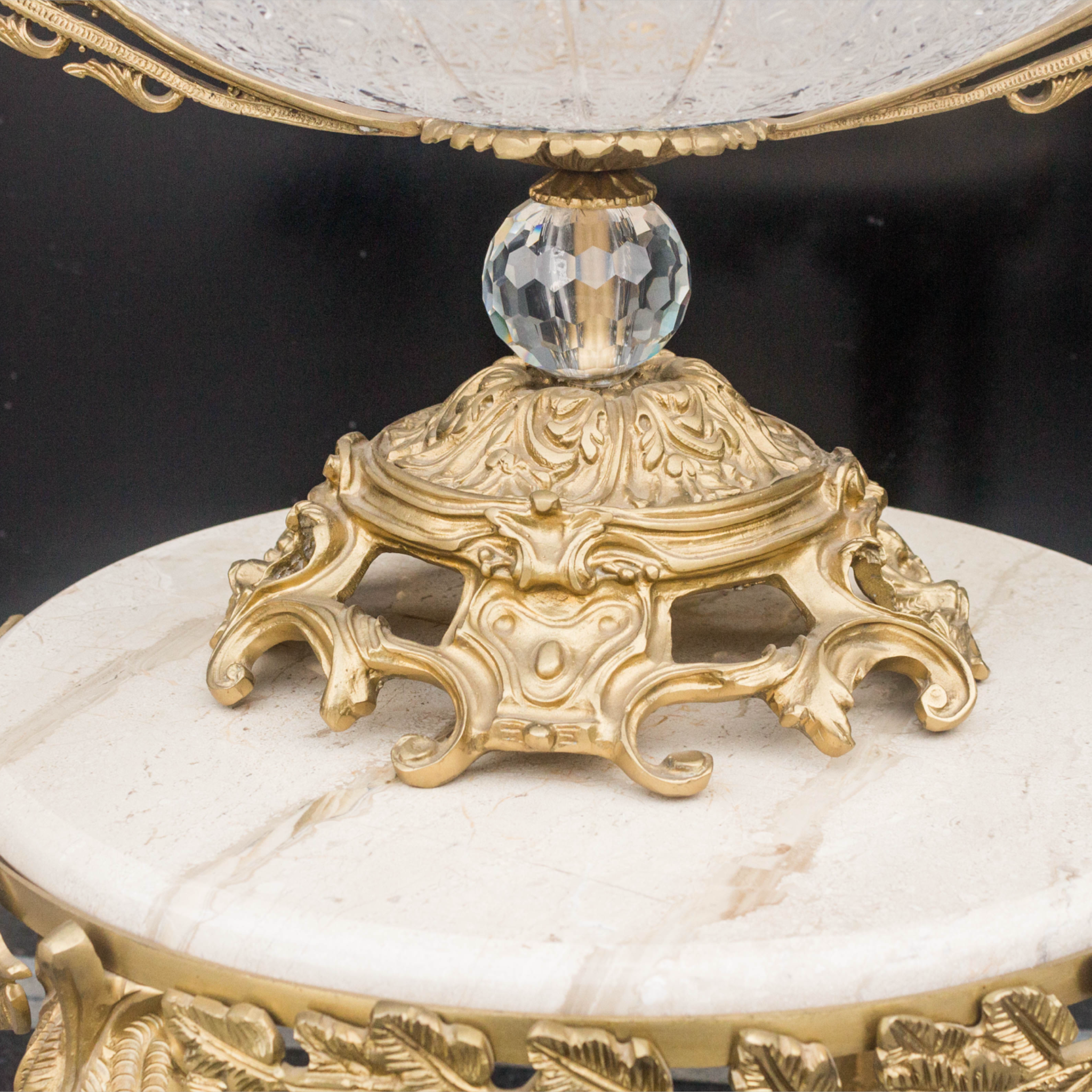 طبق كريستال بقاعدة نحاسية - طبق كريستال مع شاسيه من النحاس لإضفاء لمسة كلاسيكية مميزة المقاسات: W 40 CM * H 40 CM * B 40 CM