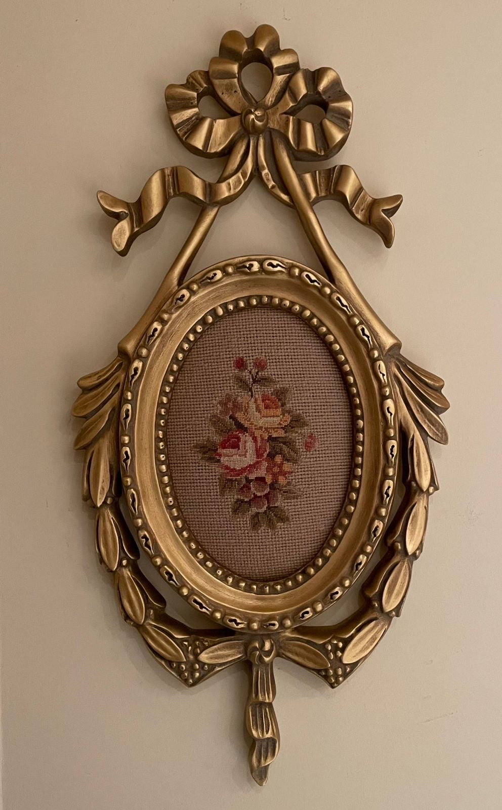 تعليقة فيونكة ابيسون - عدد اتنين تعليقة فيونكة أنتيك من الخشب الطبيعي والحفر اليدوي دهب انتيك مع قطعة من قماش الأبسون متاح عدة الوان من القطع الابيسون المقاسات: W 58CM * L 32 CM